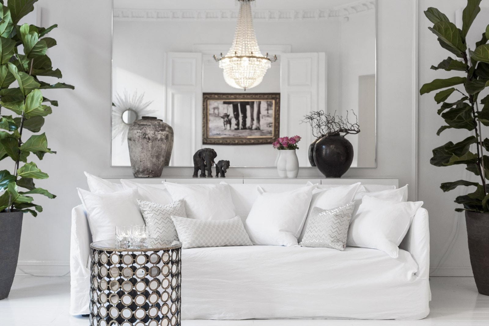 Stue nr. to med veggmontert speil. Galleribilde