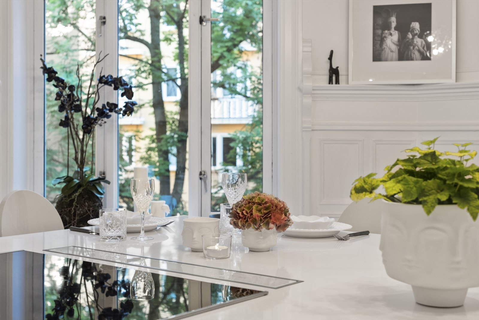 Hyggelig utsyn fra kjøkkenet mot bakgården med et stort vakkert gammelt tre. Galleribilde