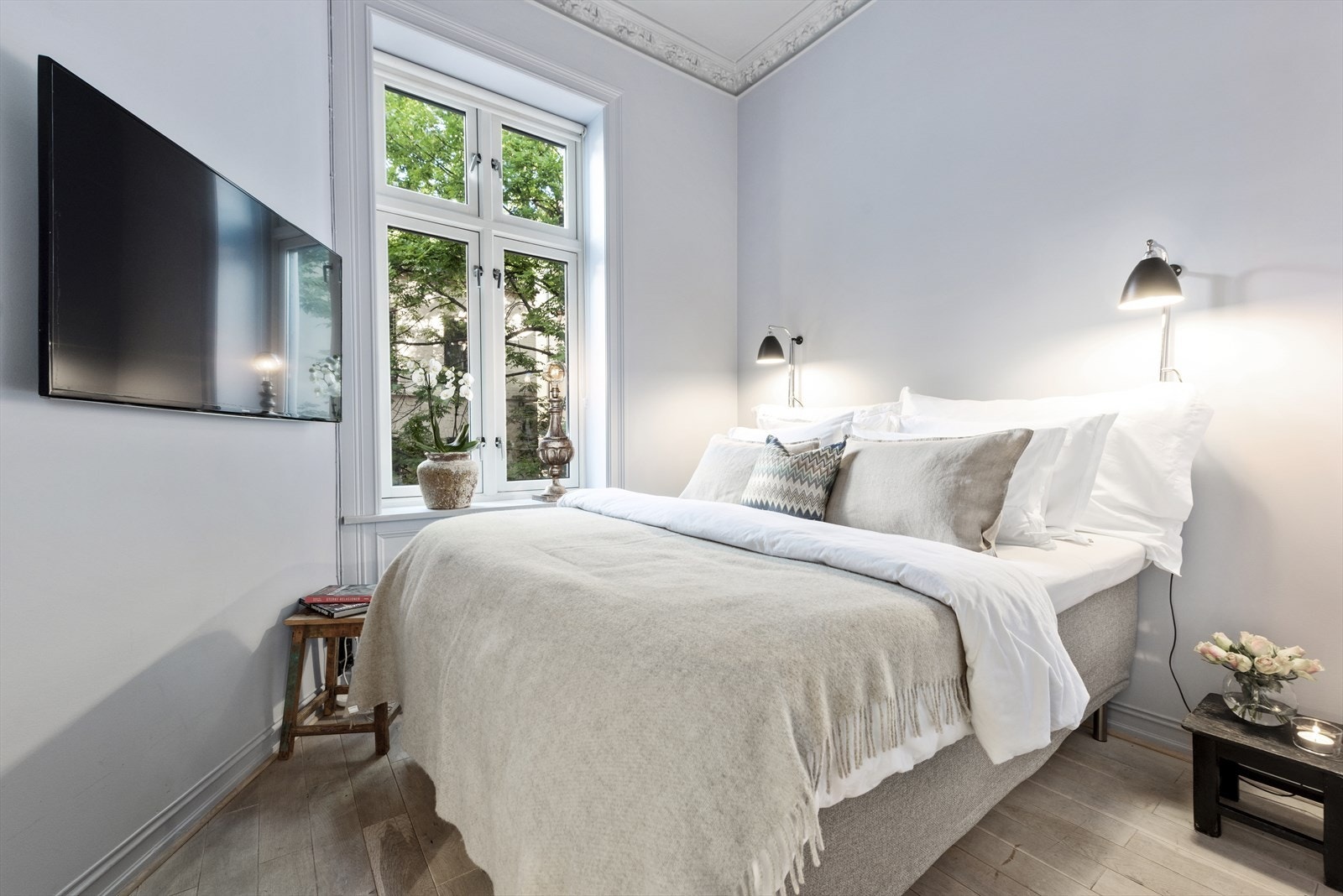 Soverommet vender inn mot stille bakgård. Galleribilde