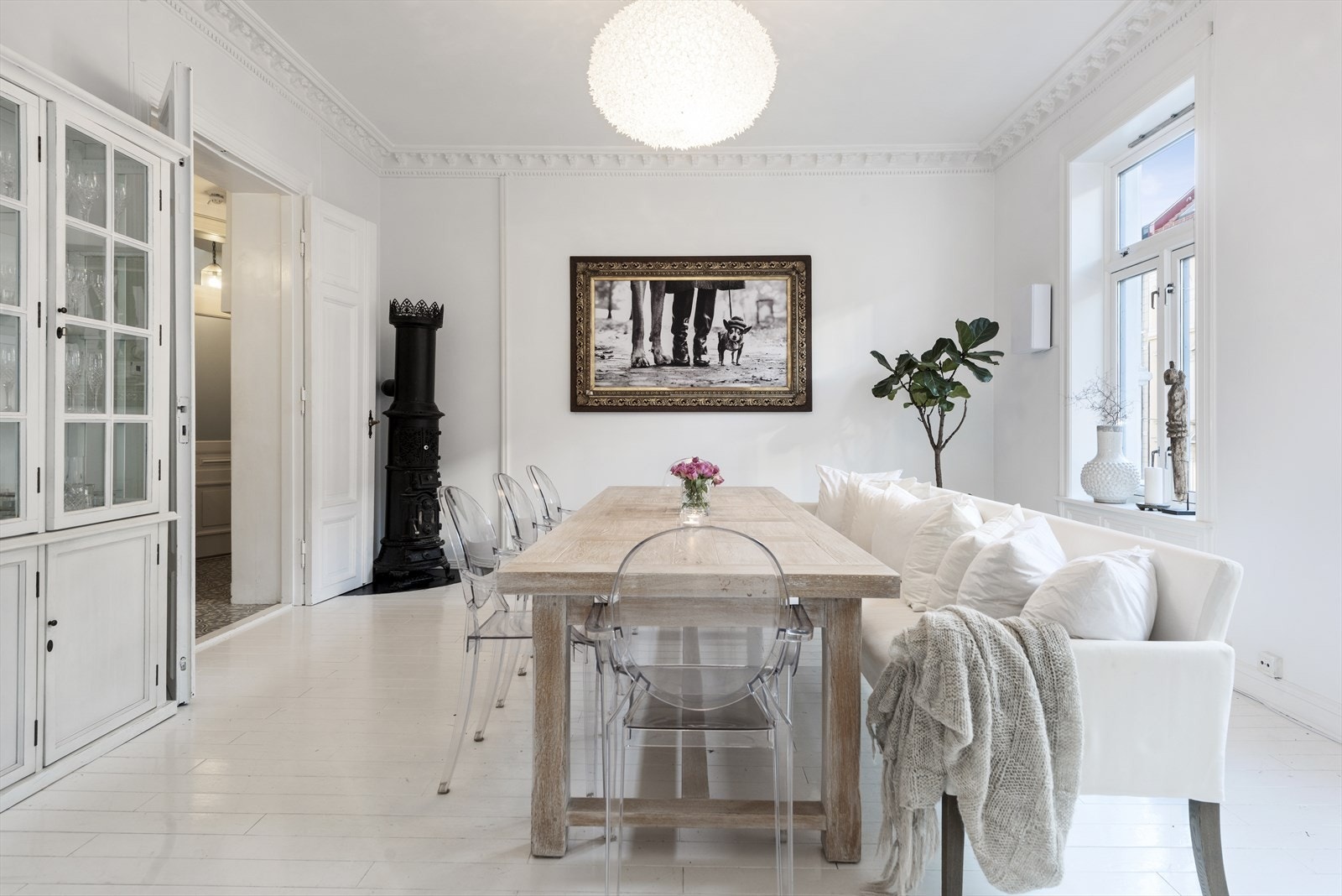 Spisestuen sett ut mot gangen. Den originalen rundovnen i hjørnet luner godt på kalde dager. Pipeløp er rehabilitert. Galleribilde