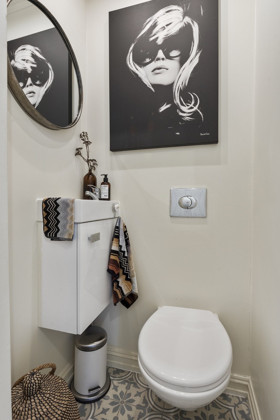 Gjestetoalettet i gangen. Galleribilde