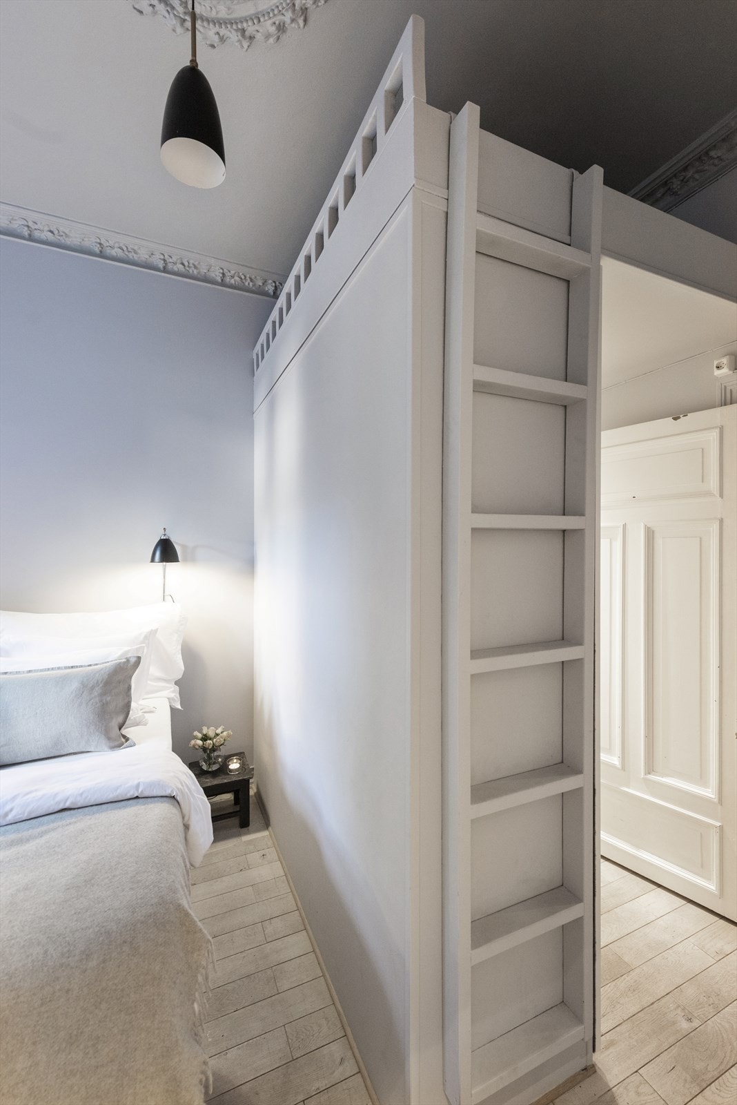 Det er bygget en sovehems over walk in i soverommet. Galleribilde