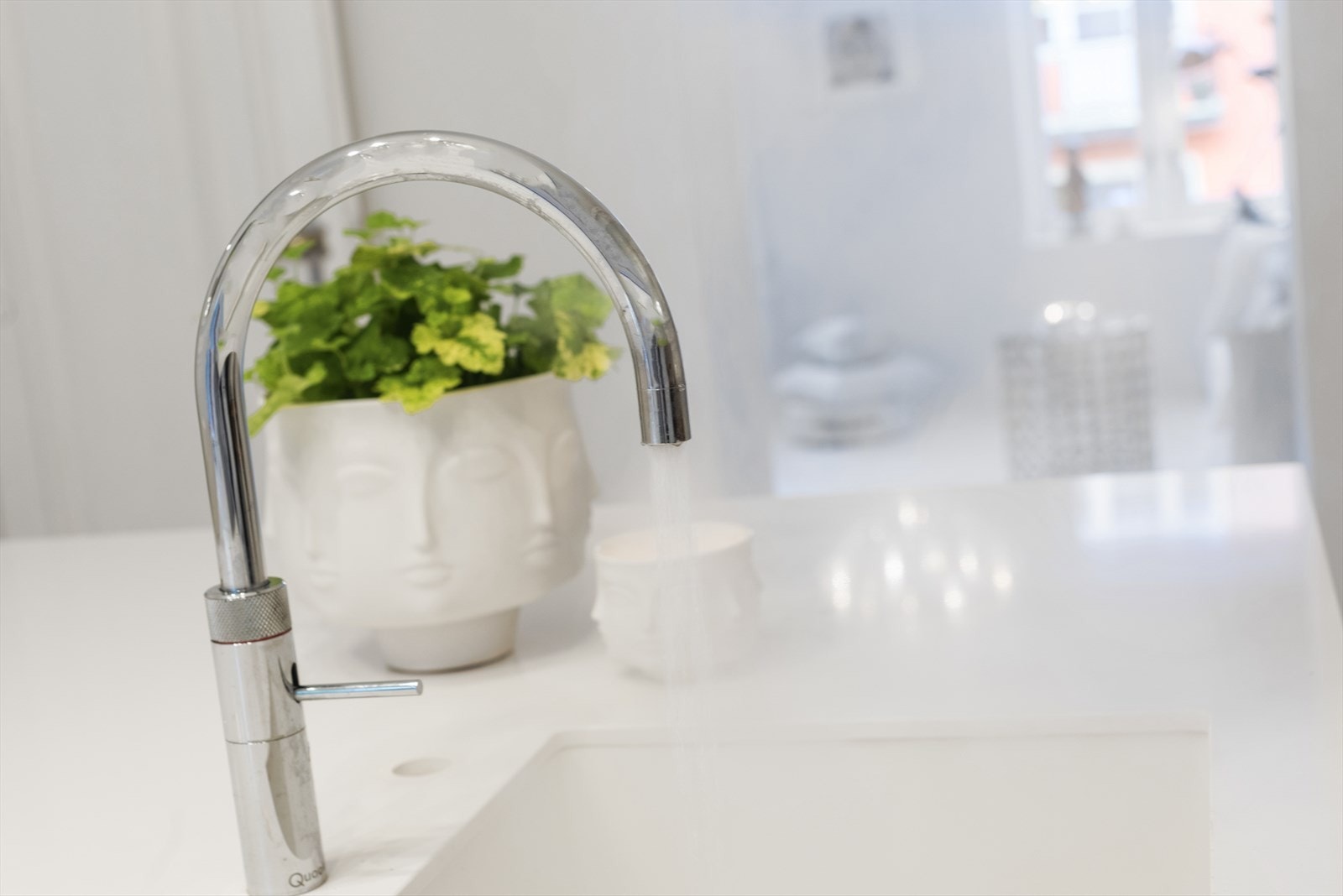 Kjøkkenet har også Quooker. Porselenskum fra Villeroy & Boch Galleribilde