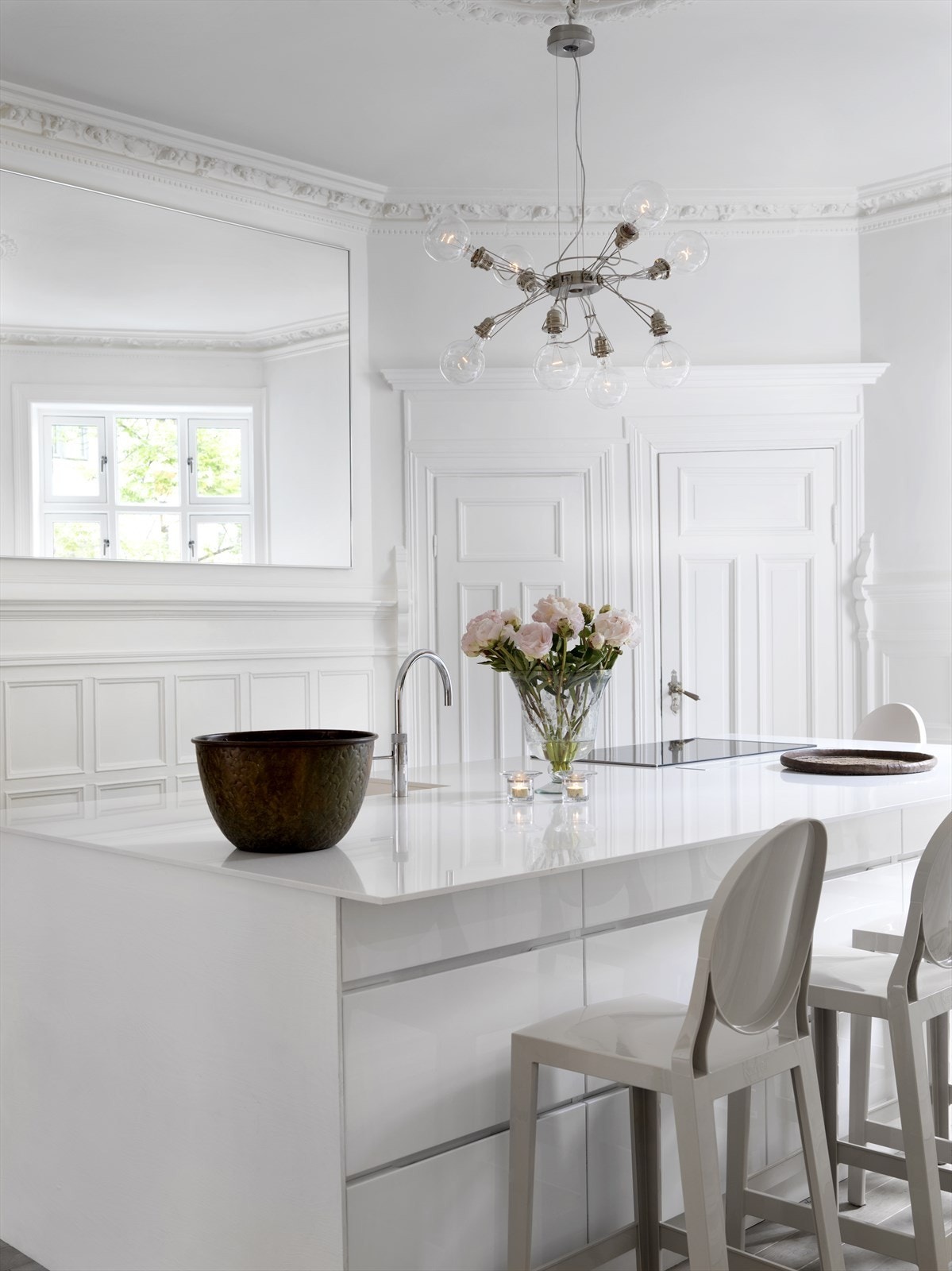 Den ene døren bak kjøkkenøyen er til et skap, den andre er til anretningen og videre inn til praktikantdelen. Galleribilde