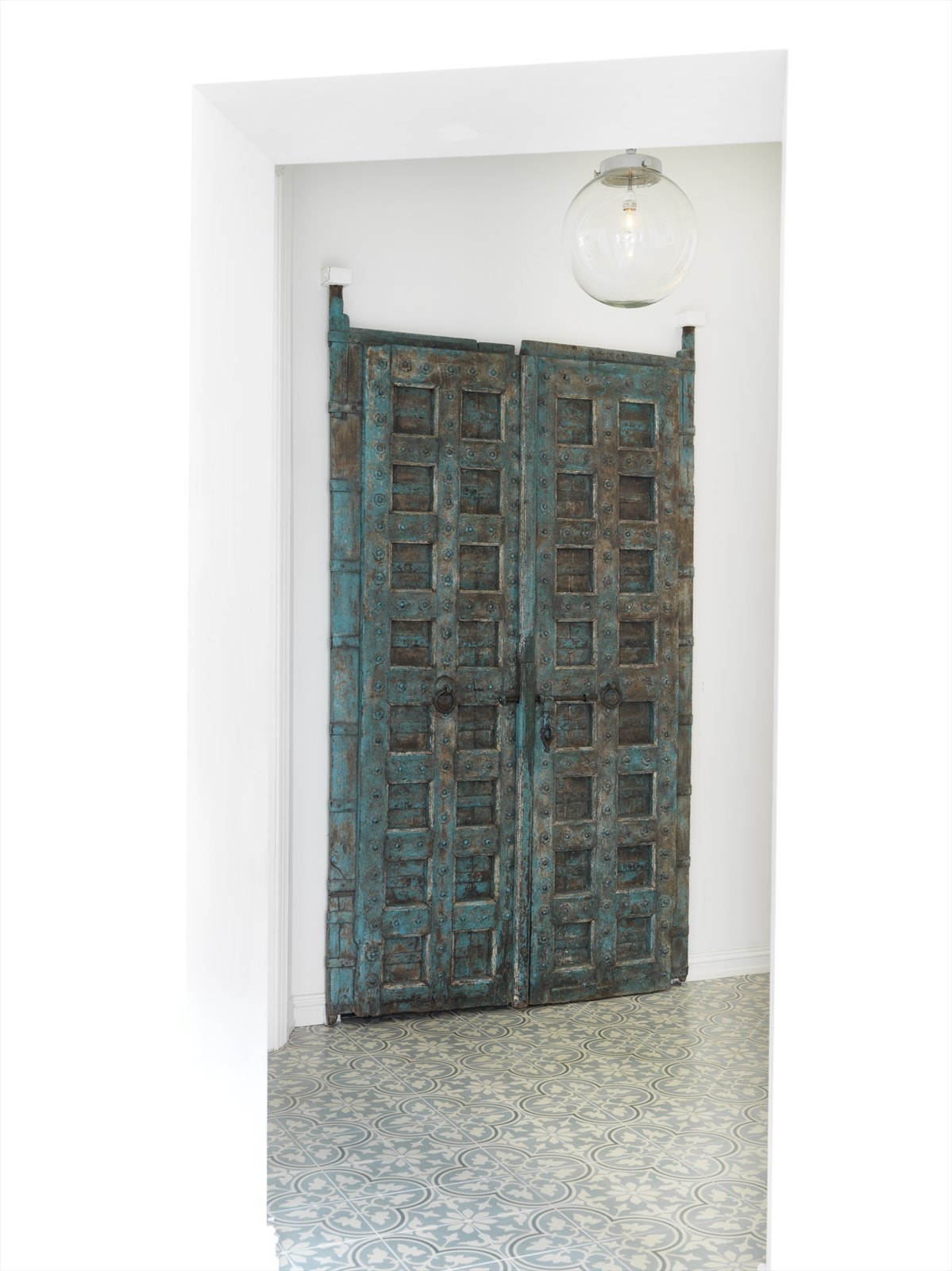 Bak den vakre gamle indiske døren i gangen skjuler det seg et ekstra kjøleskap som medfølger. Galleribilde