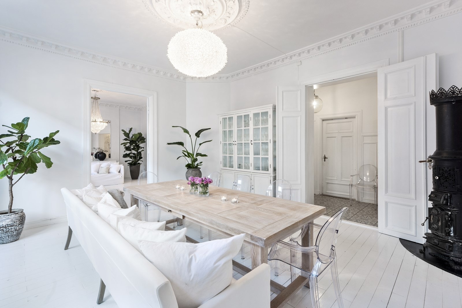 Stue nr. 1 sett inn mor stue nr. 2 og gangen. Malte heltre gulv. Galleribilde