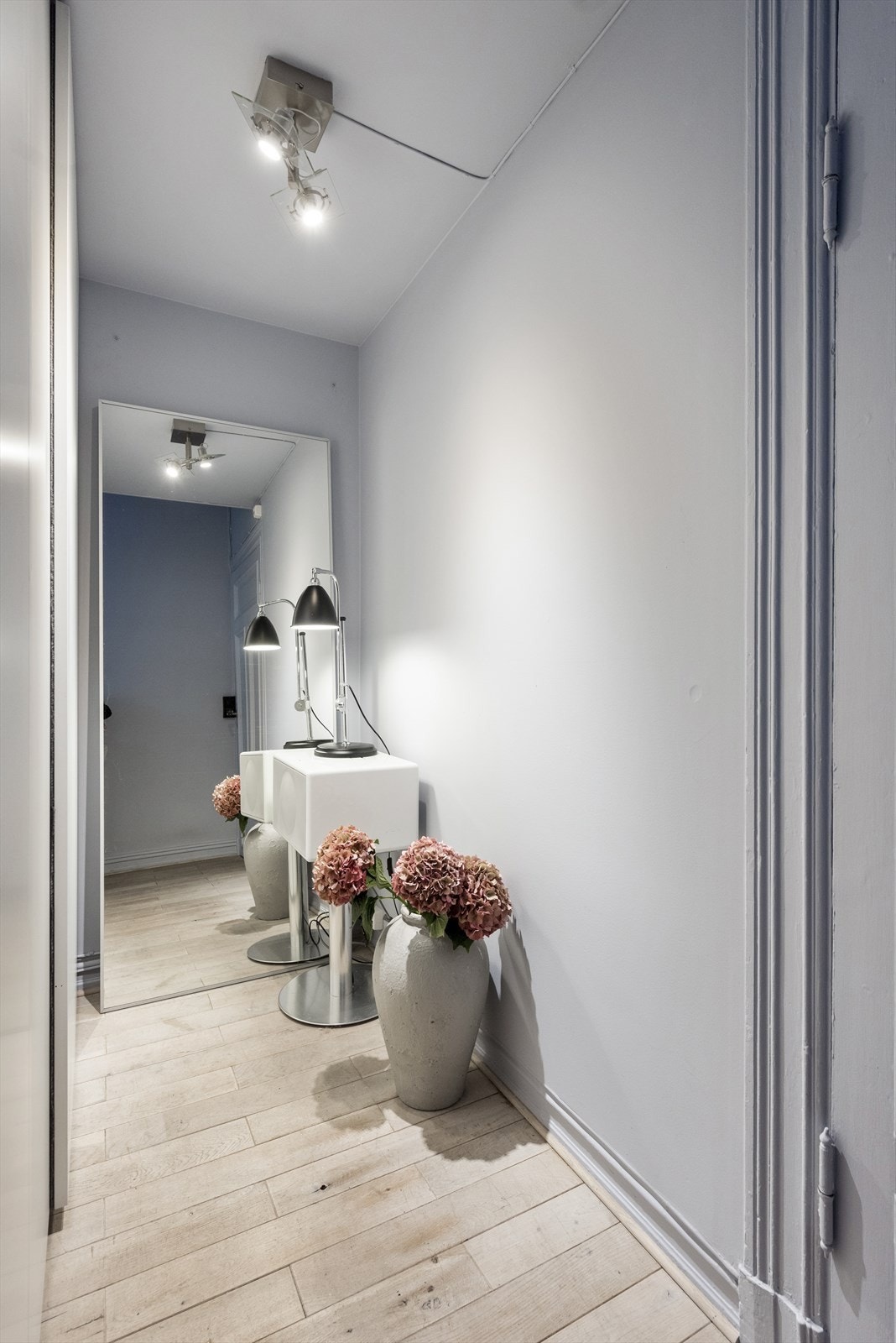 Walk in/garderobe i soverommet. Galleribilde