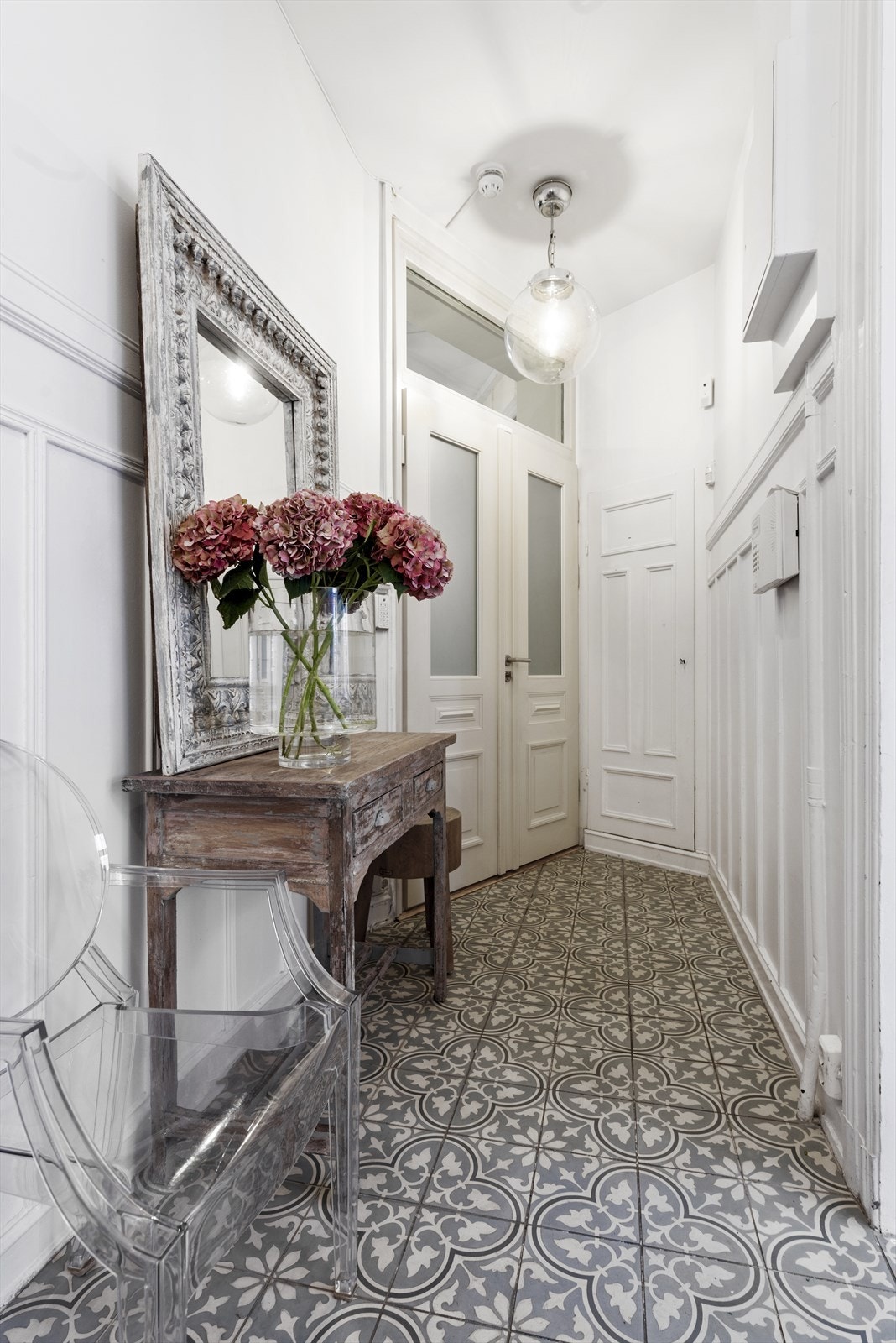 Inngangspartiet i gangen har innebygget garderoberom og god plass til å ønske gjester velkommen! Galleribilde