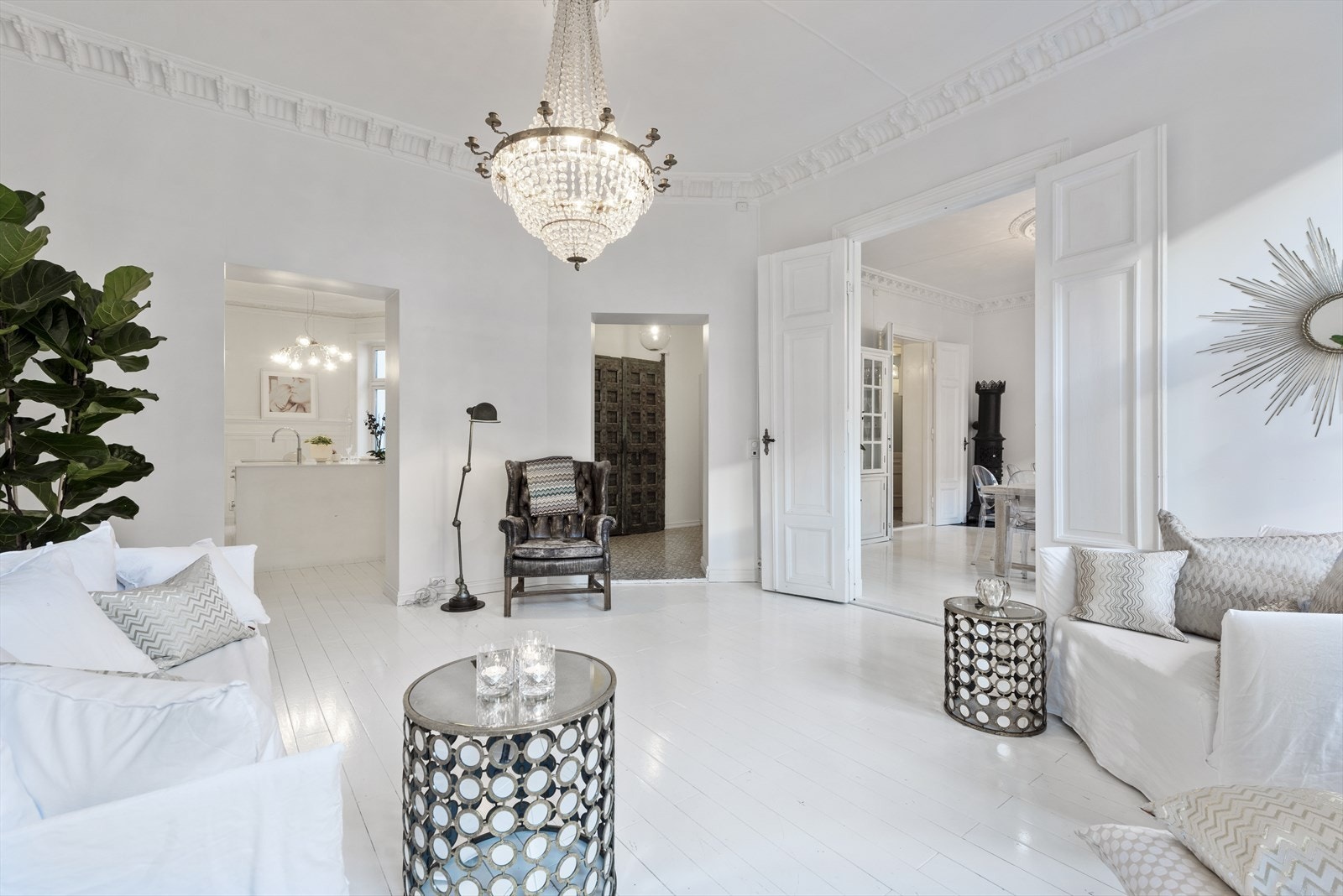 Leiligheten har stuer på rad og planløsningen er laget for å kunne invitere mange gjester og er perfekt til store selskaper.
Boligen har vært i Maison, Vakre hjem og Aftenposten. Galleribilde