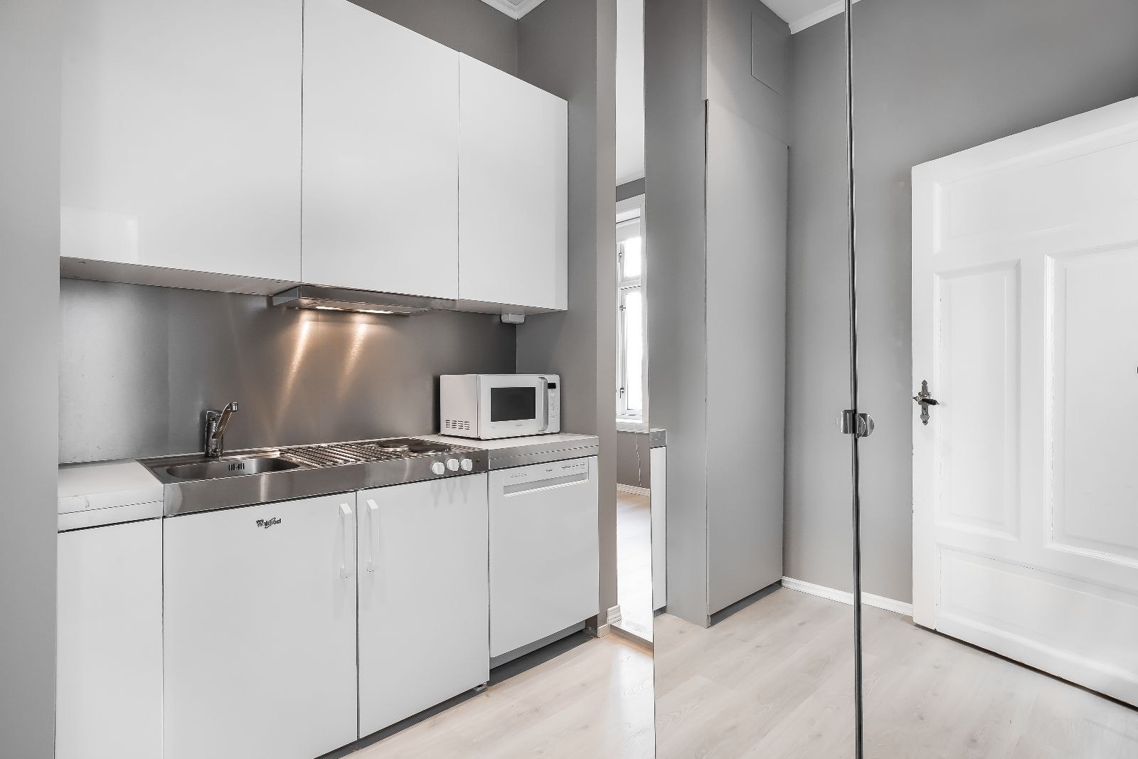 Kjøkkenet i praktikantdelen har kjøleskap og koketopp. Galleribilde