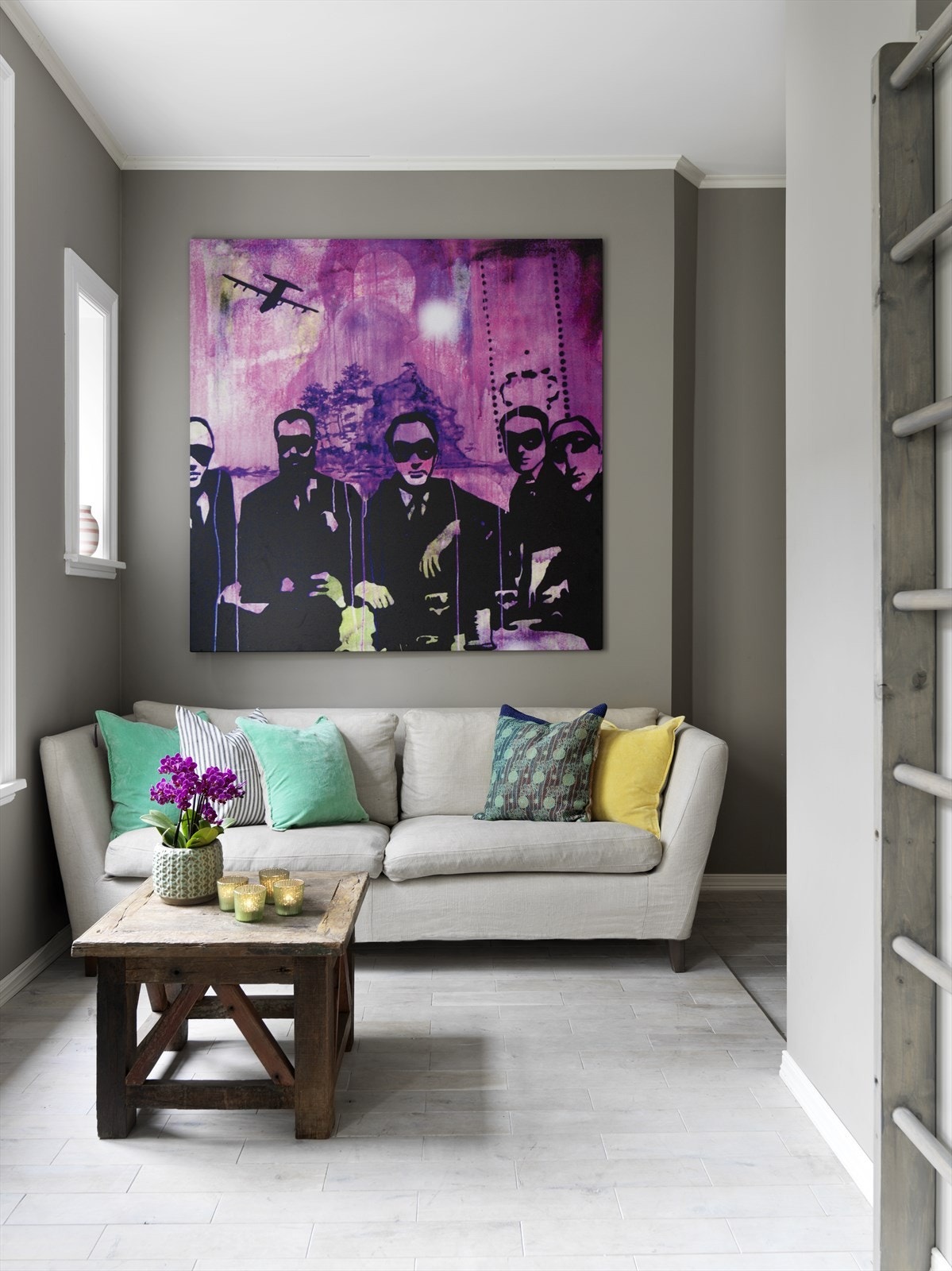 Lounge delen i praktikantdelen. Plassbygget stige til sovehems til høyre i bildet. Galleribilde