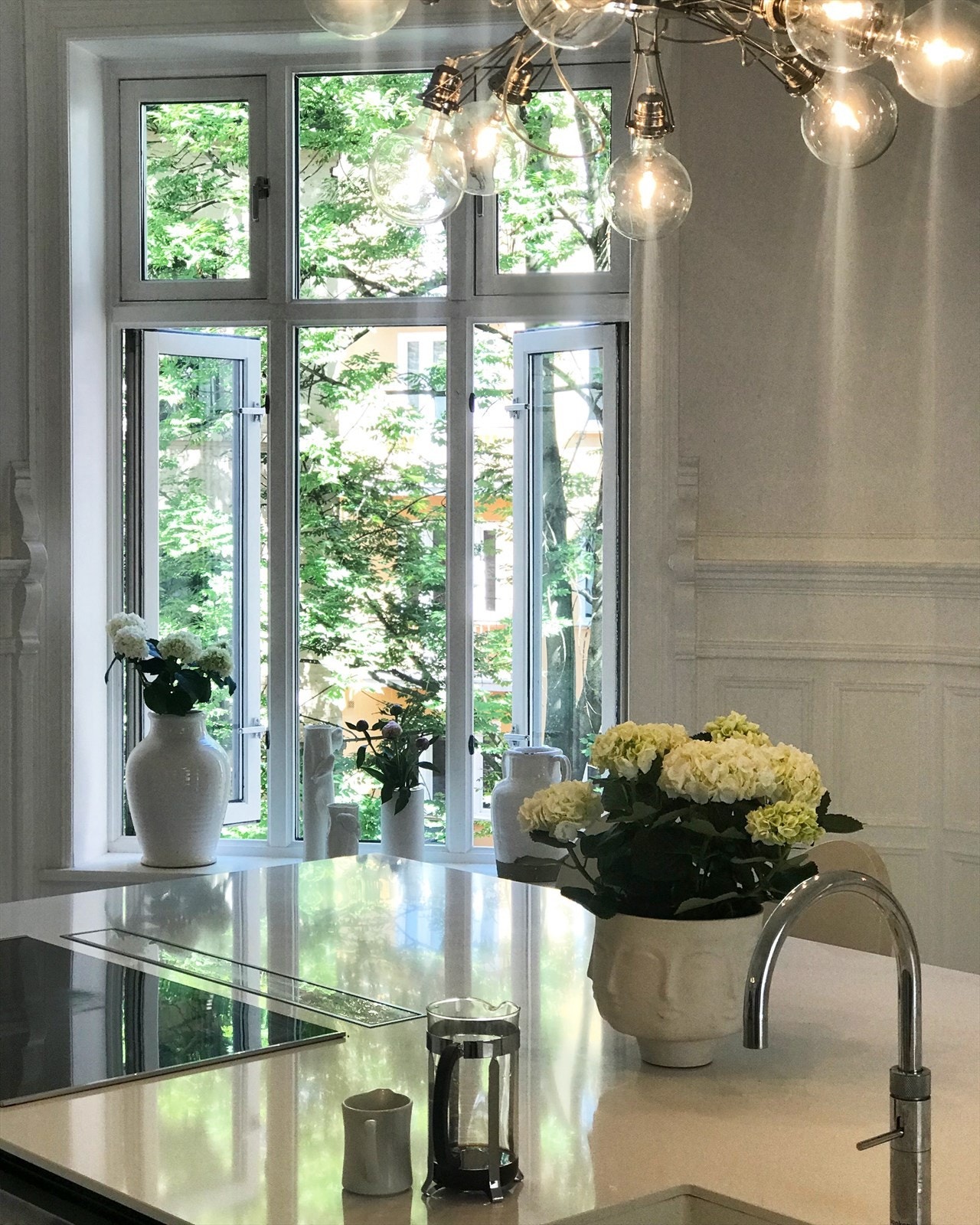 Leiligheten er gjennomgående med vakkert lysinnslipp.Her kjøkkenet mot bakgården. Galleribilde