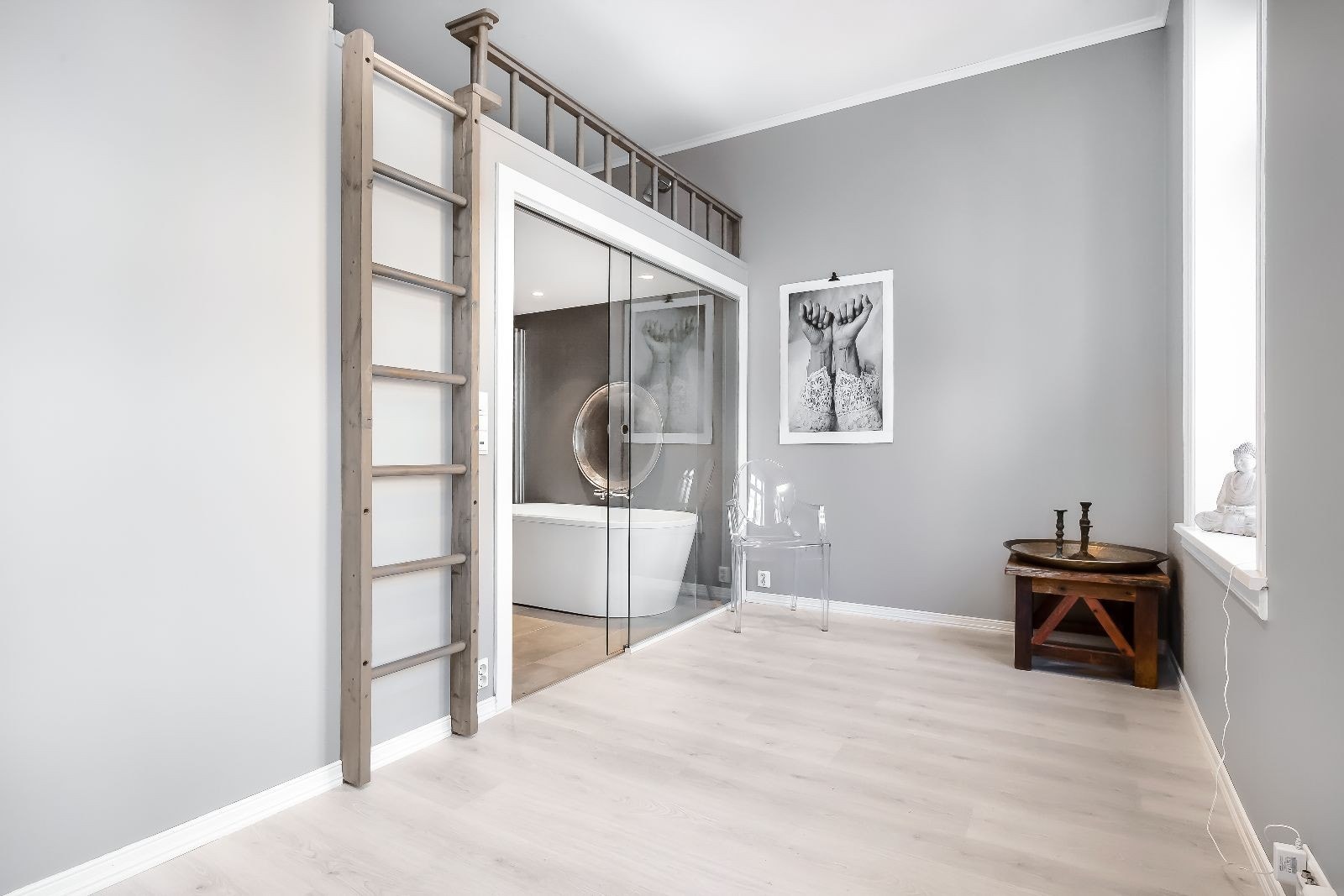 Badet i praktikantdelen er fra 2014 med gulvvarme, vegghengt toalett, dusjhjørne med innfellbare dører og badekar. Sovehems over. Galleribilde