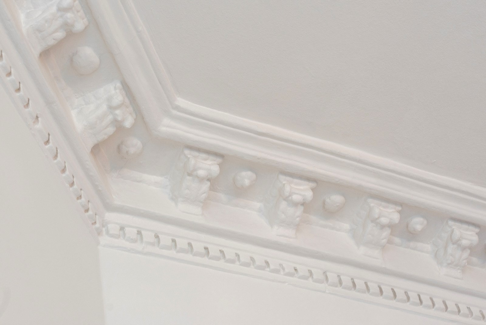 Boligen har blitt nennsomt pusset opp/renovert. De klassiske detaljene med stukkatur, rosetter, brystningspanel og anretning er bevart. Takhøyde målt til ca. 3,23m. Galleribilde