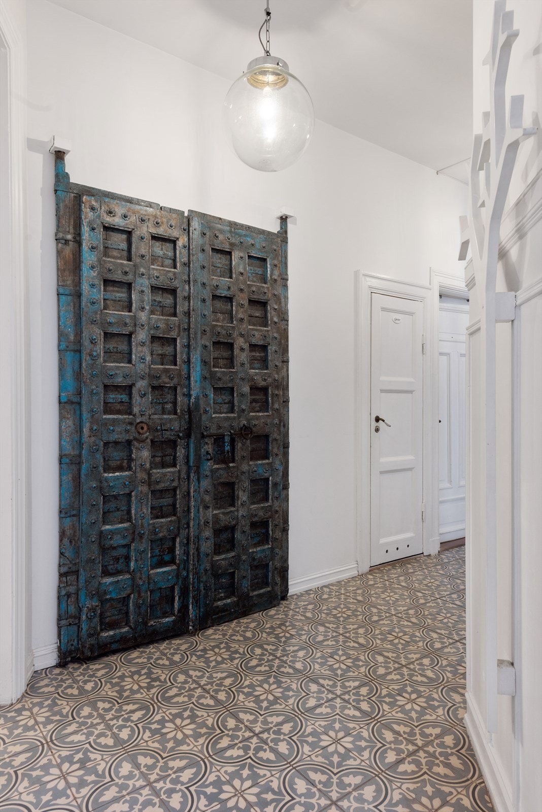 Stor klassisk gang. Den hvite døren er til gjestetoalettet. Galleribilde