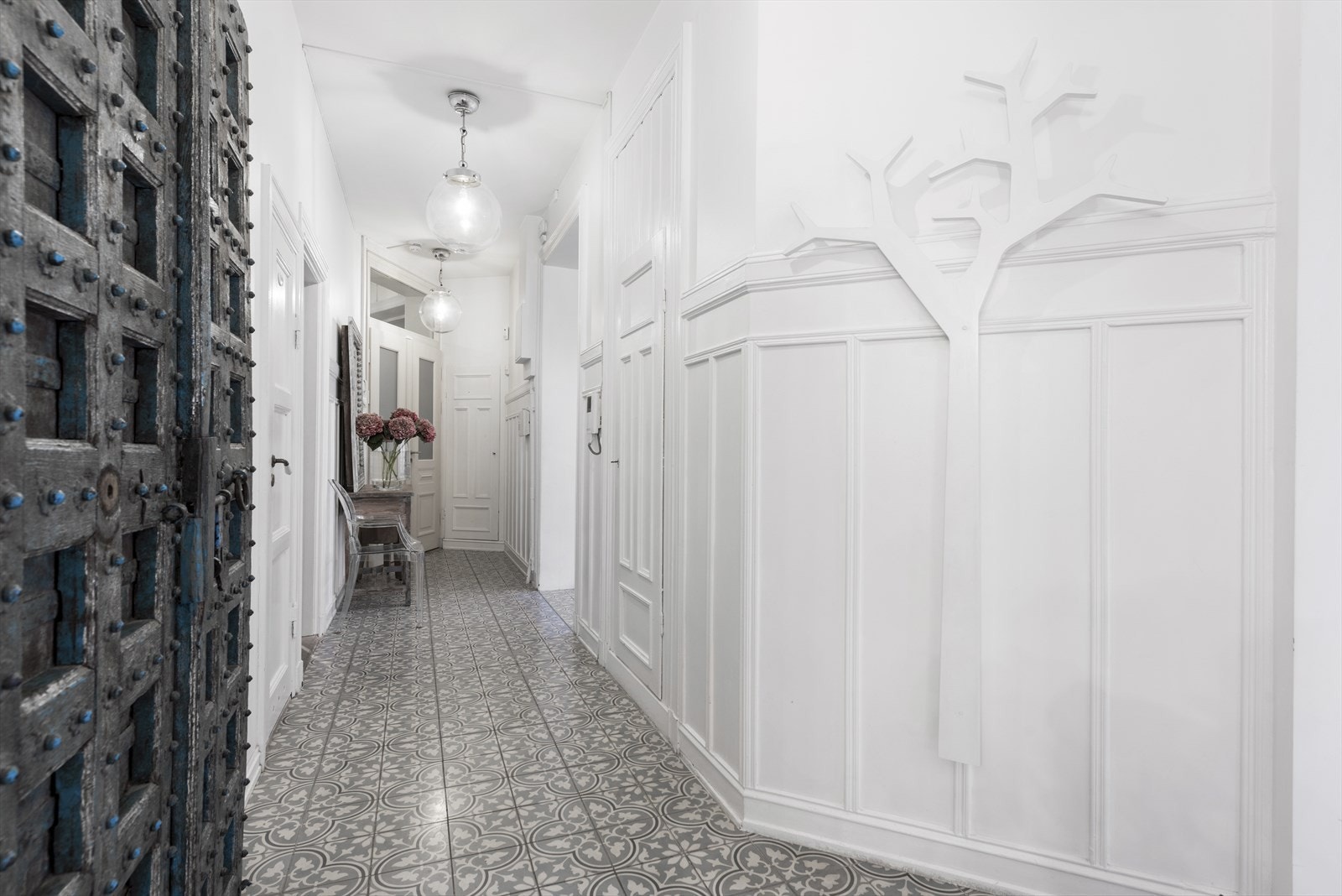 Gangen med vakre klassiske detaljer. Galleribilde