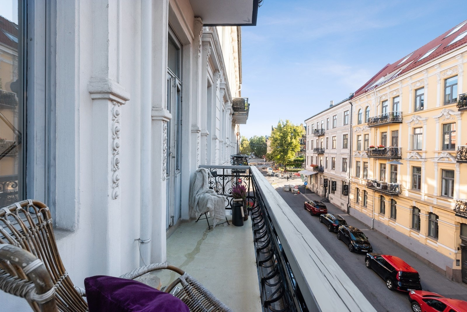 Balkongen er ca. 4 kvm. og vender mot rolig gate. Galleribilde