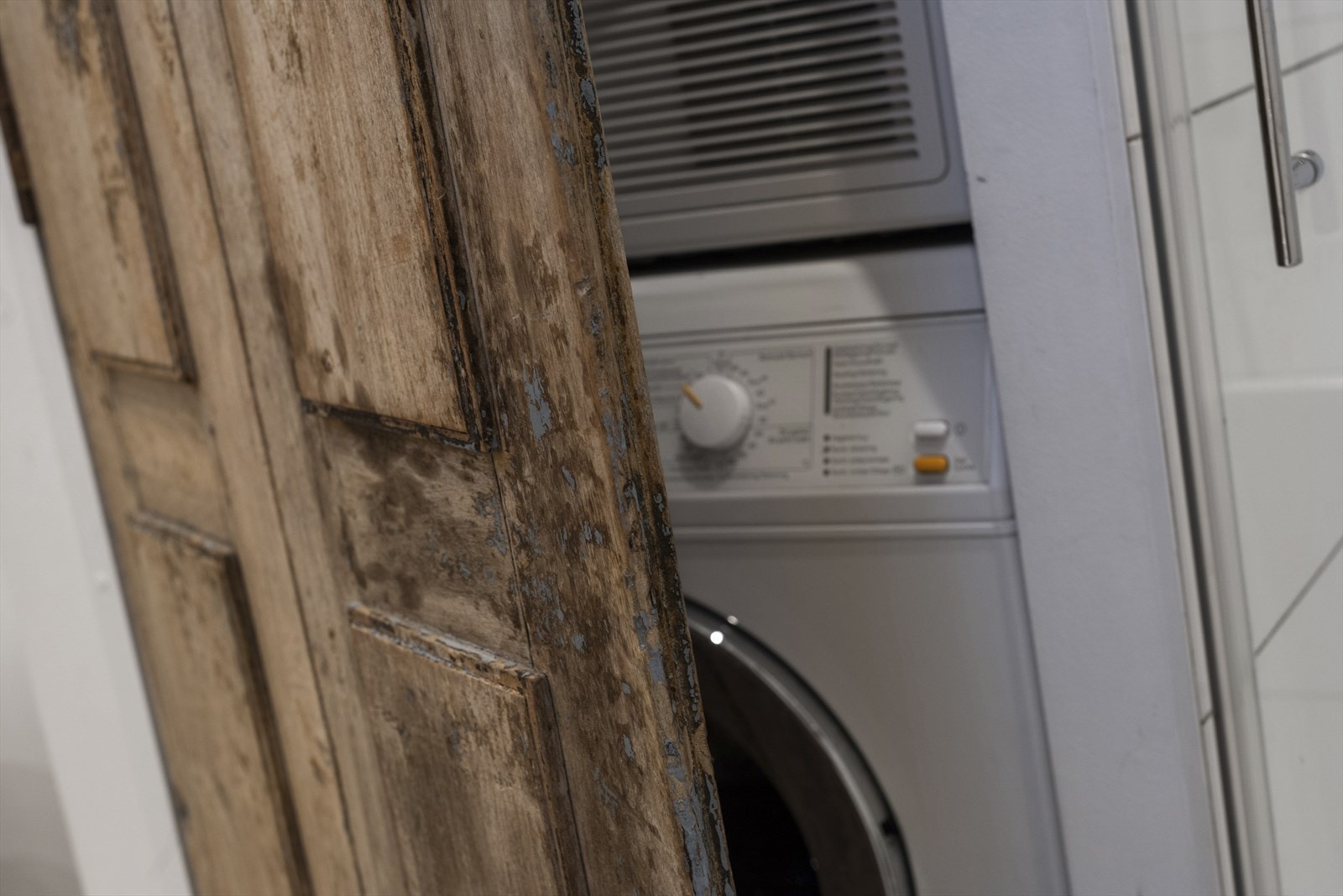 Det er opplegg for vaskemaskin og tørketrommel på hovedbadet. Galleribilde