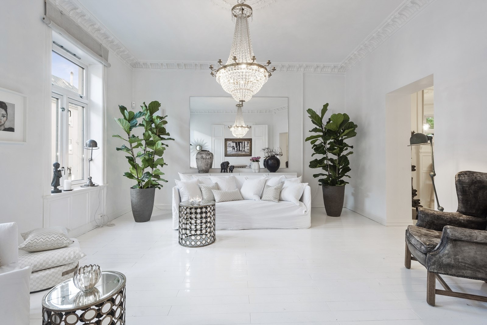 Stue nr. 2 sett inn mot spisekjøkkenet. Galleribilde