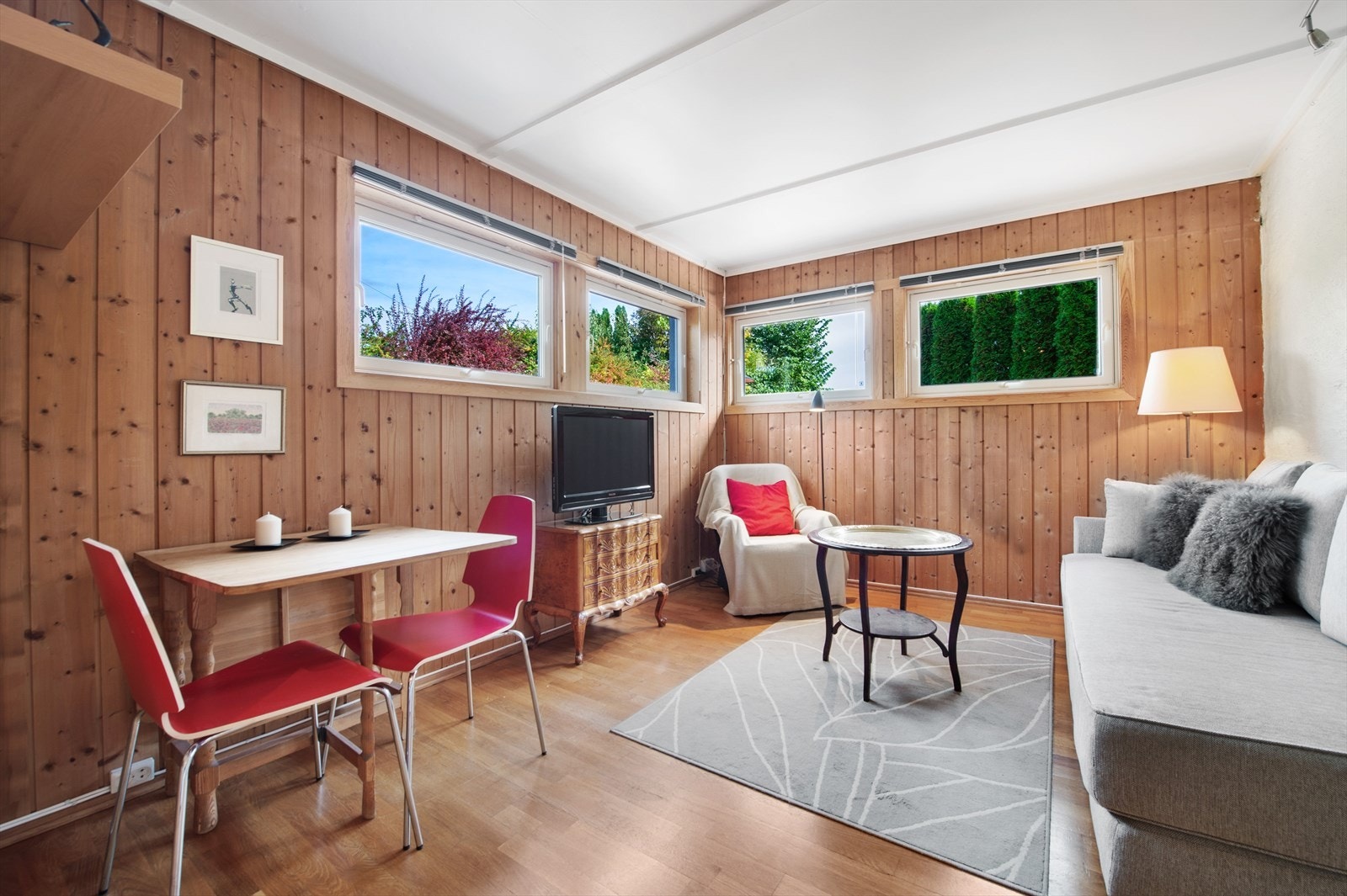 Separat del med egen inngang består av entré, stue med kjøkkeninnredning og bad/wc. Galleribilde