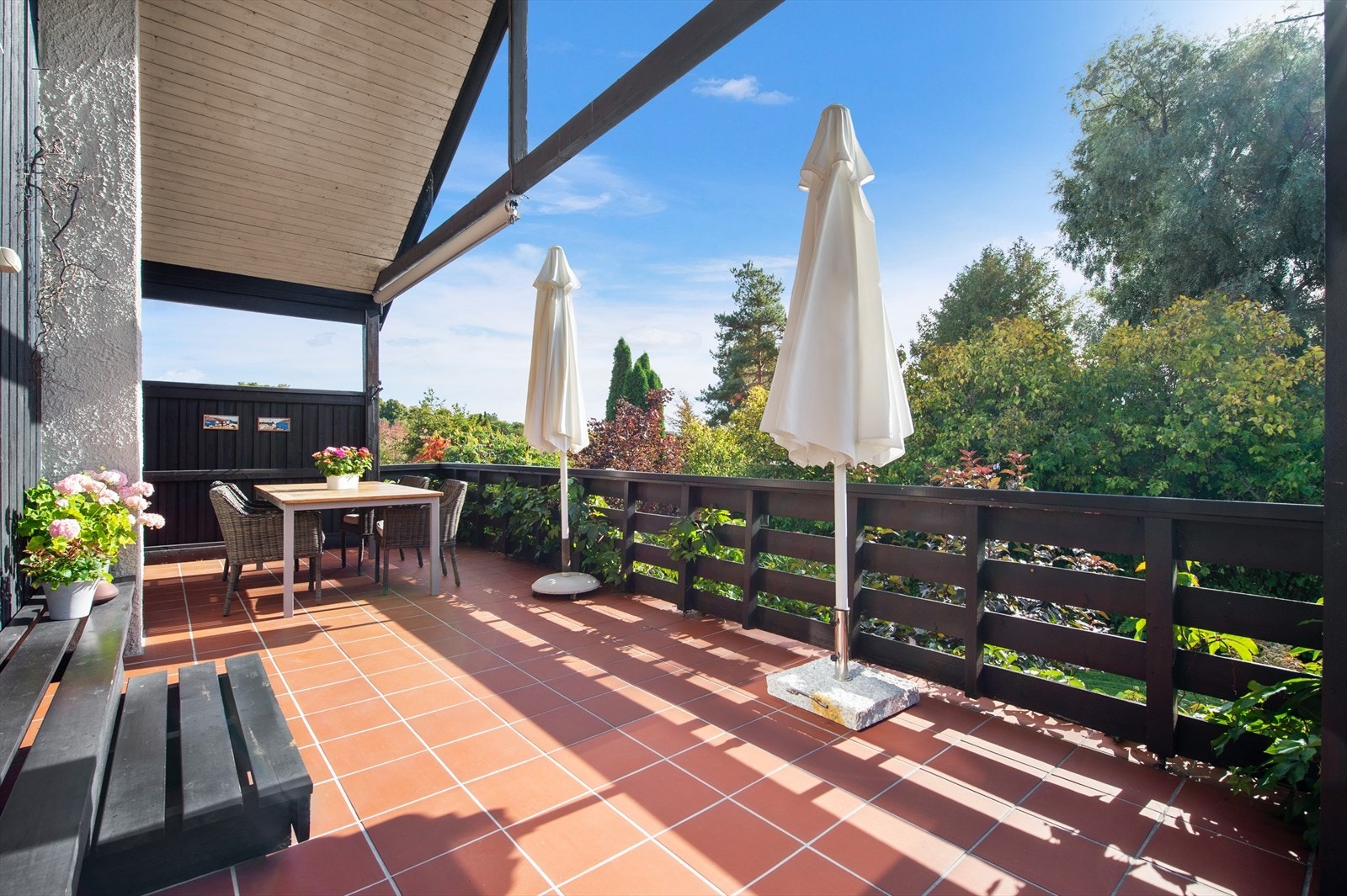 Terrasse med god plass til sittegrupper og grill. Galleribilde