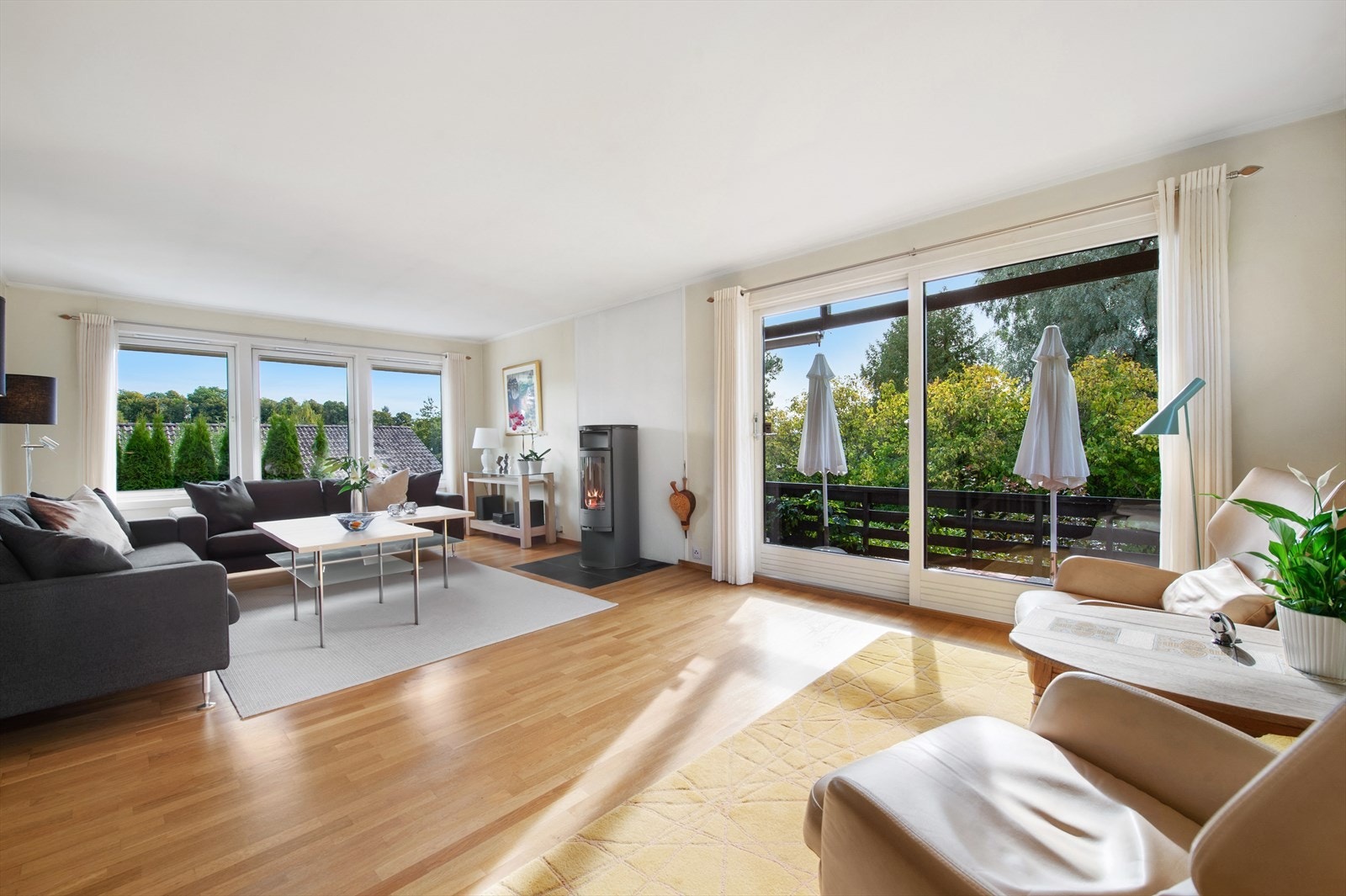En stor, lys stue på nesten 30 kvm med en moderne peisovn med glassdør som viser livlige flammer og gir god oppvarming på vinterstid.
Stuen har utgang til en herlig sydvendt overbygget terrasse på 17 kvm. Manuelle markiser over stuevinduet. Galleribilde
