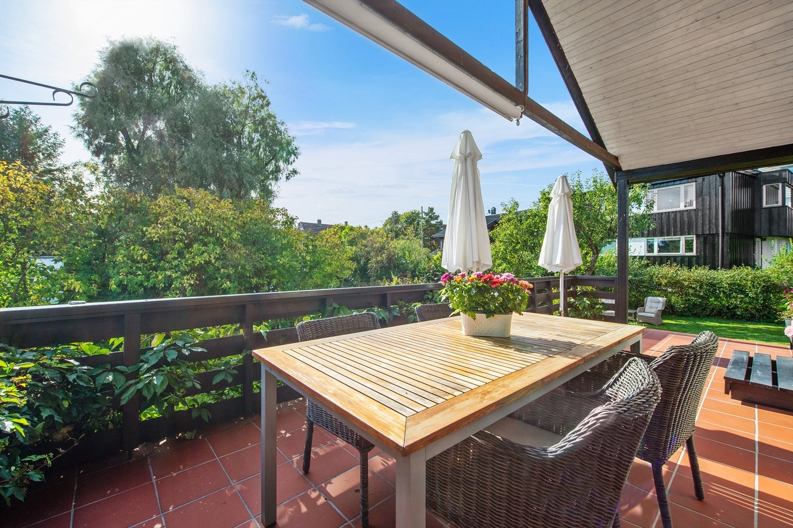 Stor solrik terrasse (ca. kl. 09.00-20.30) og trapp til den frodige hagen. Det er lagt ny membran og fliser på terrassen i 2008, samt at det er montert markise, screen og dobbel stikkontakt. Galleribilde