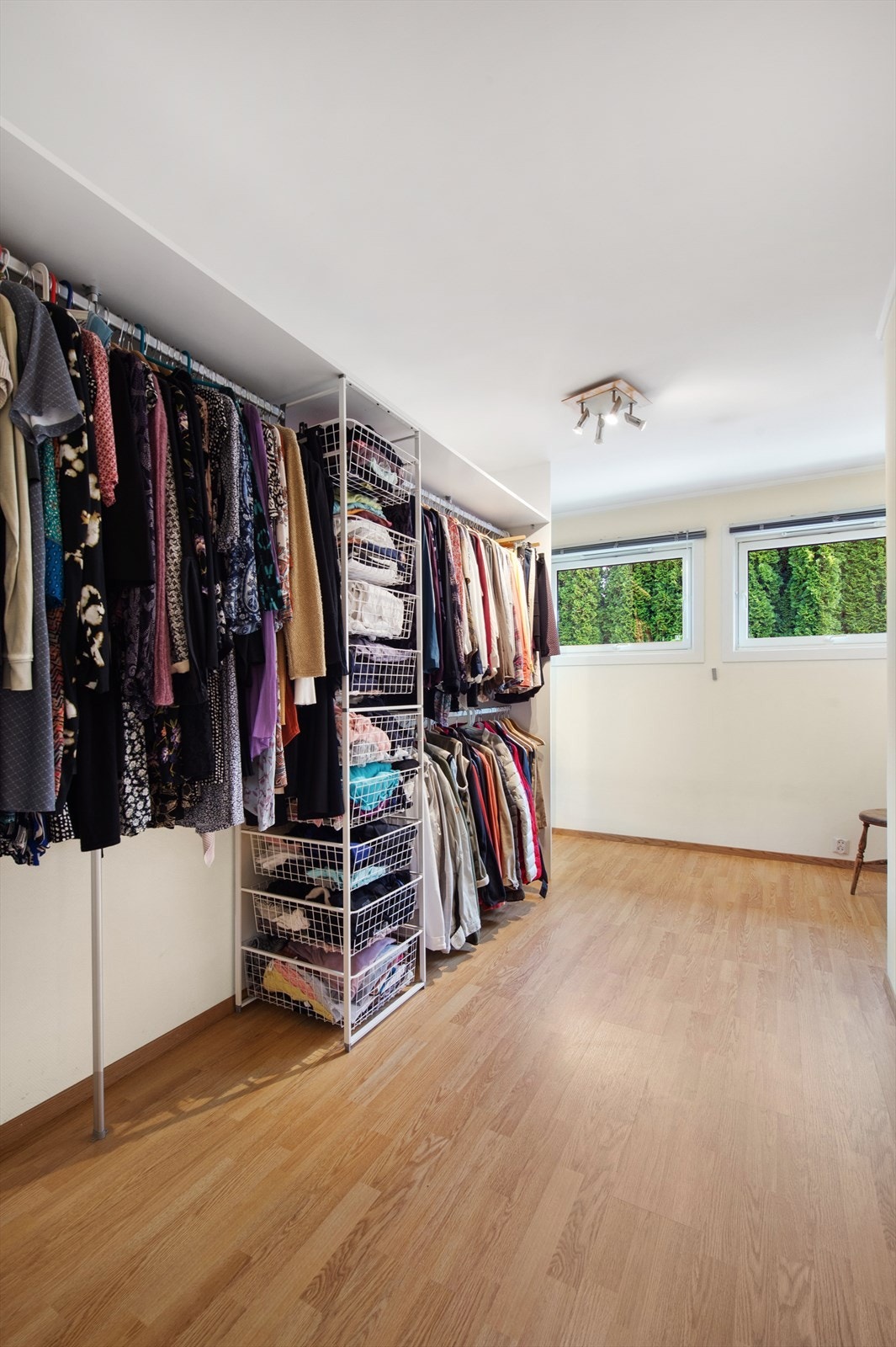 Soverom i 1. etg/u.etg (nå innredet som garderobe, men er et soverom på ca 10 kvm) med god plass til seng, garderobe og skrivebord. Galleribilde