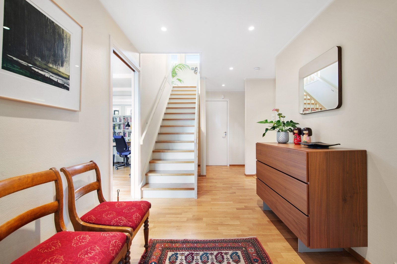 Boligen ligger i skrånende terreng og det er inngang til boligens entré/hall i 1. etasje/underetasje. Rett utenfor inngangen er det stor carport med plass til to biler, en romslig snekkerbod og plass til annen oppbevaring. Galleribilde