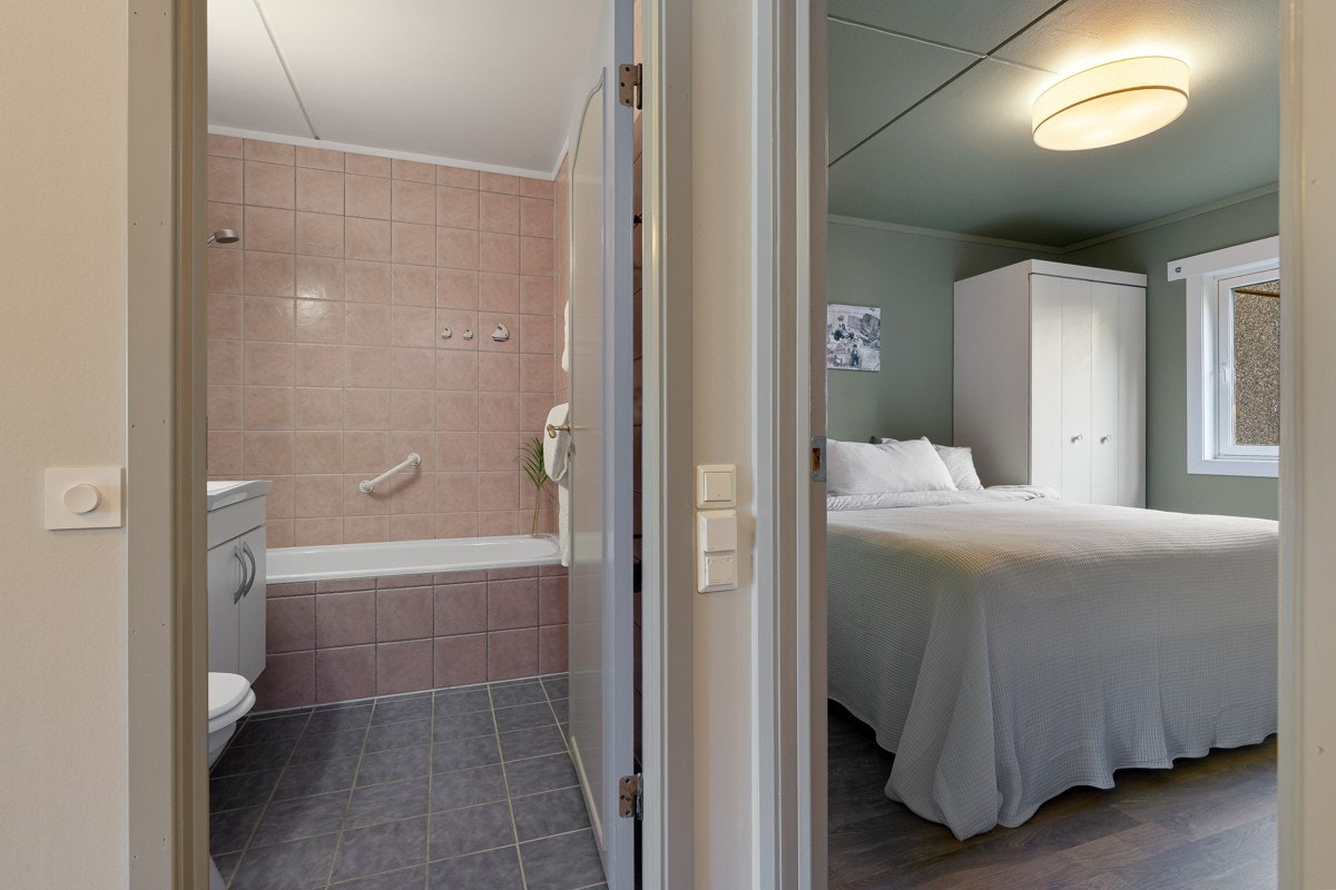 Leiligheten har to soverom som ligger samlet ved entreen, sammen med badet. Galleribilde