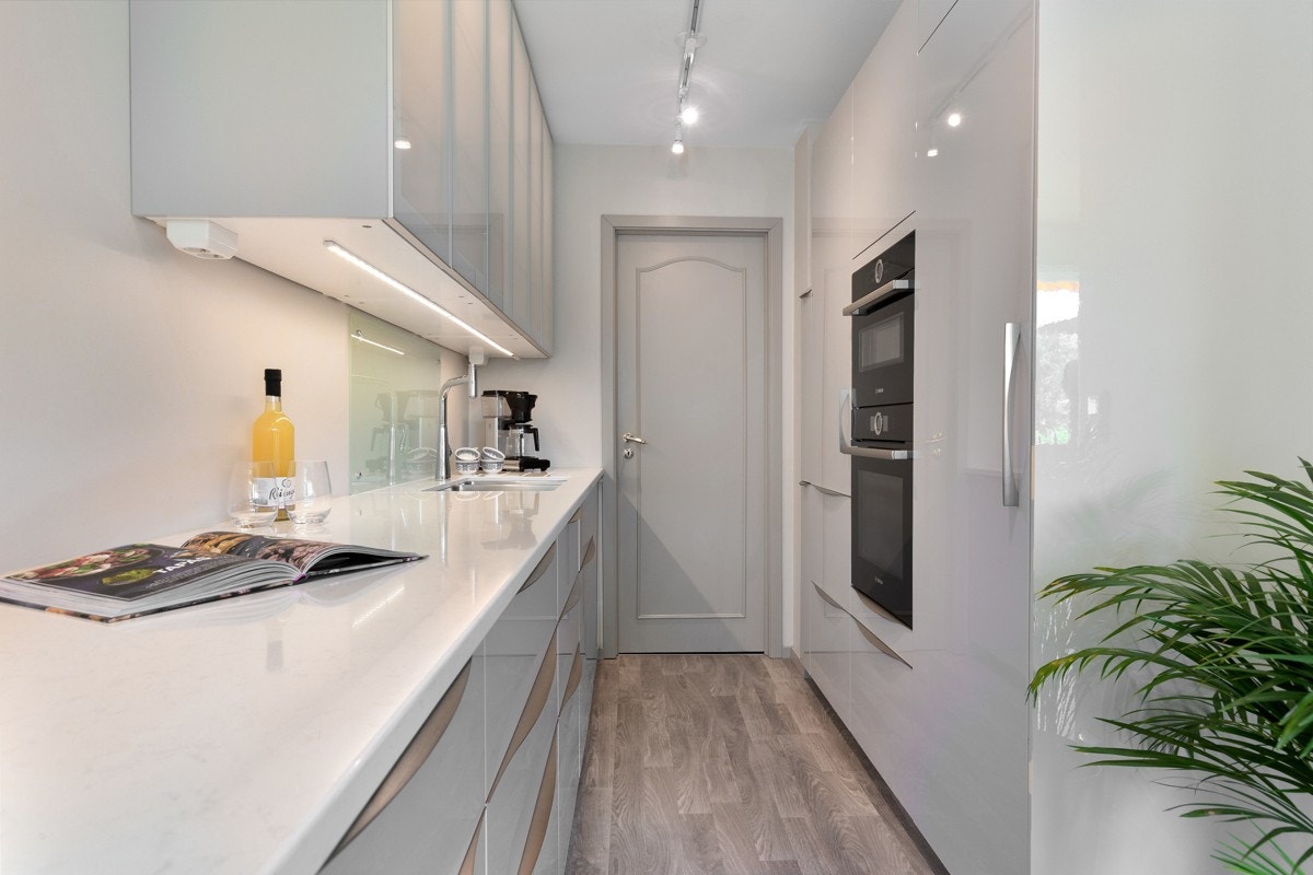 Innredning har alle hvitevarer integrert. Dette inkluderer koketopp, stekeovn, kombiovn, oppvaskmaskin og kjøleskap. Galleribilde