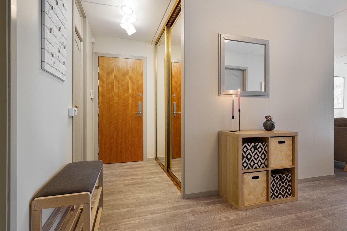 Entreen sørger for en fin velkomst og er praktisk utstyrt med porttelefon og stor bod bak skyvedøren. Galleribilde