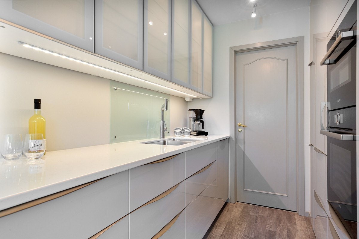 Benkeplaten er i hvit kompositt og har underlimt oppvaskkum. Galleribilde