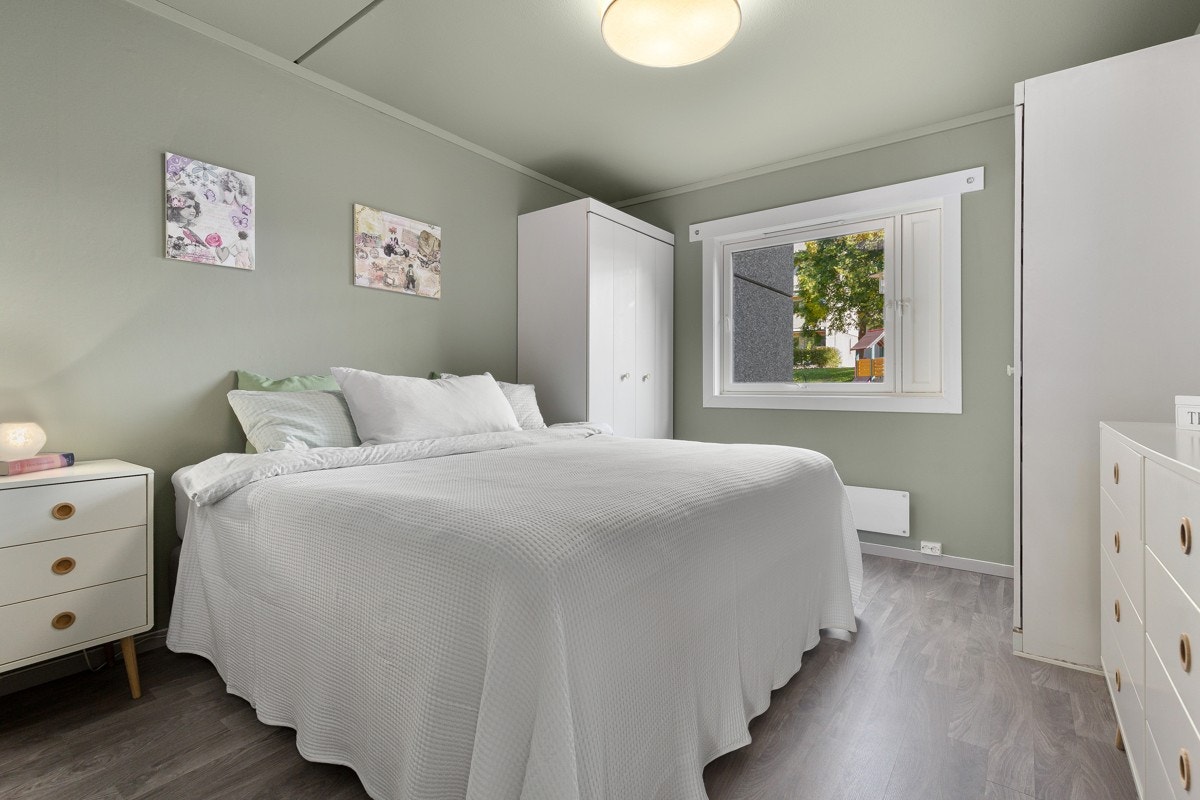 De to soverommene er malt i behagelige farger, og har god oppbevaringsplass i garderobeskap. Galleribilde