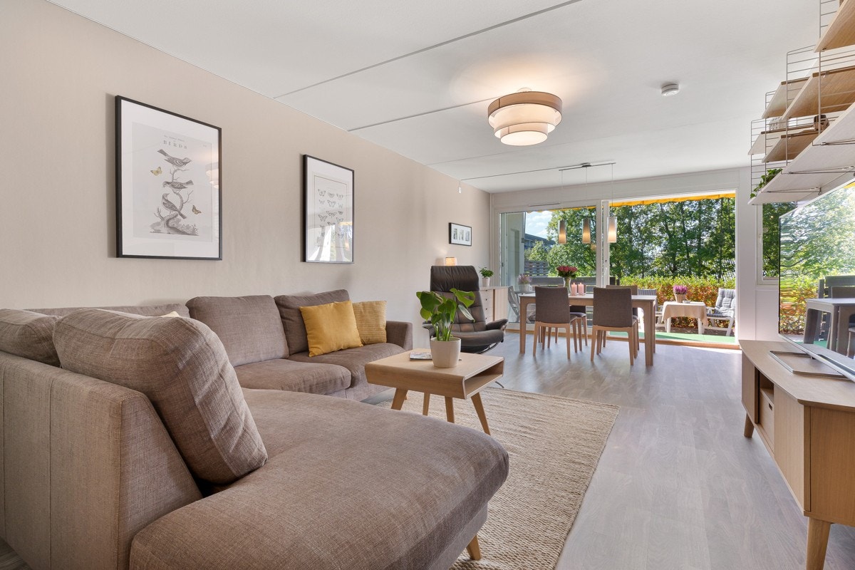 Stuen kan innredes med både sofaløsning og spisegruppe, uten at det føles overmøblert. Galleribilde