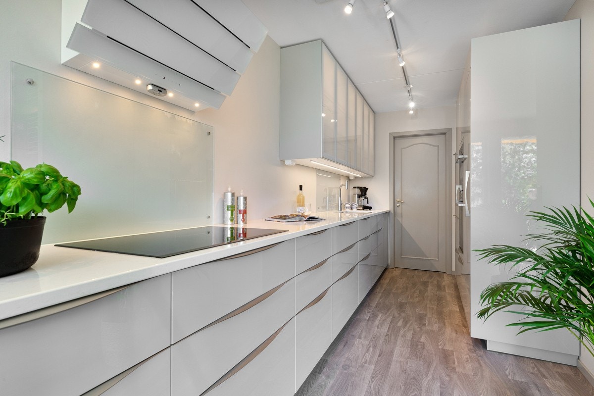 Kjøkkenet har en lekker, moderne innredning som utnytter plassen godt. Galleribilde