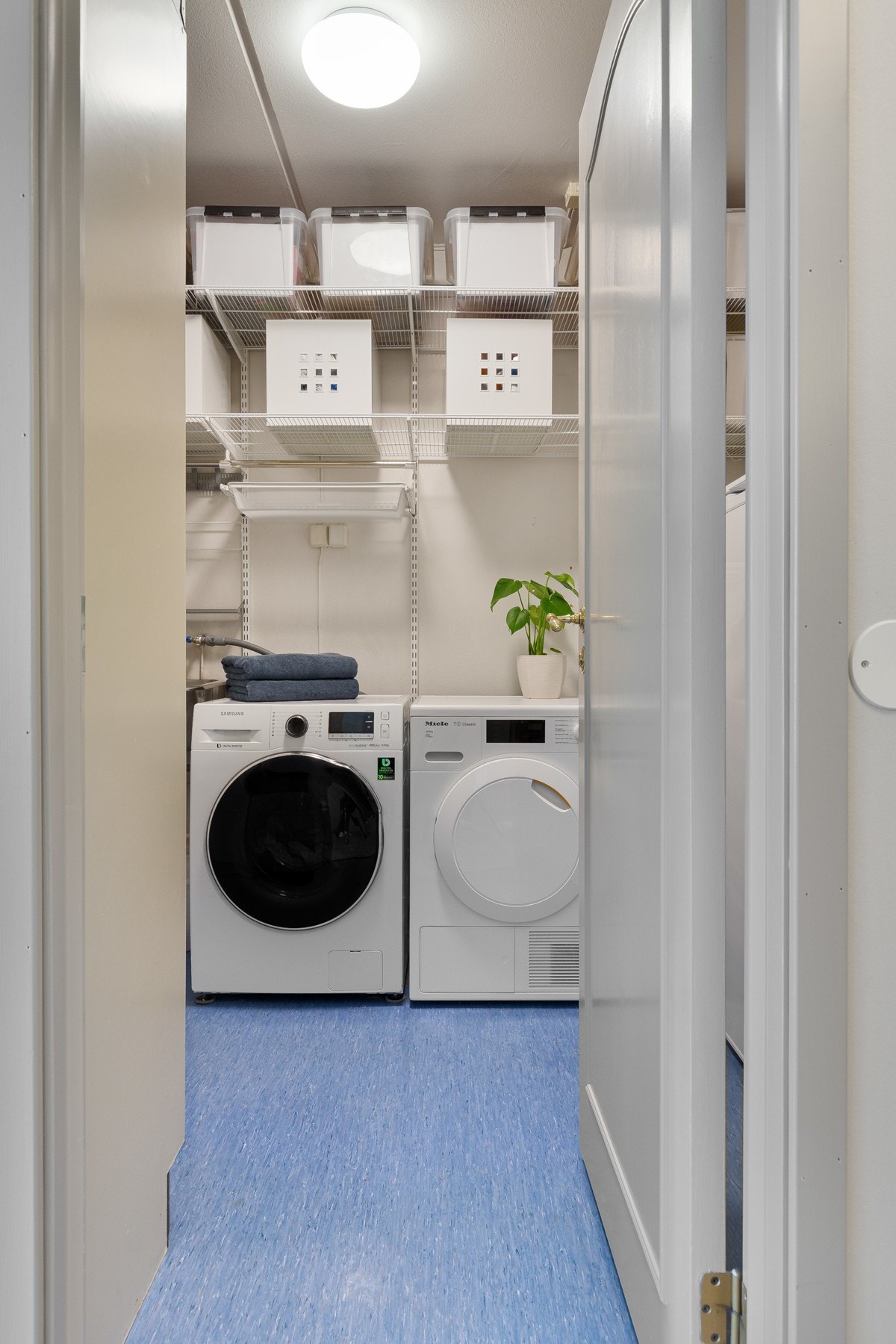 Det er en gjennomtenkt planløsning, hvor blant annet kjøkkenet ligger direkte tilknyttet vaskerommet. Galleribilde