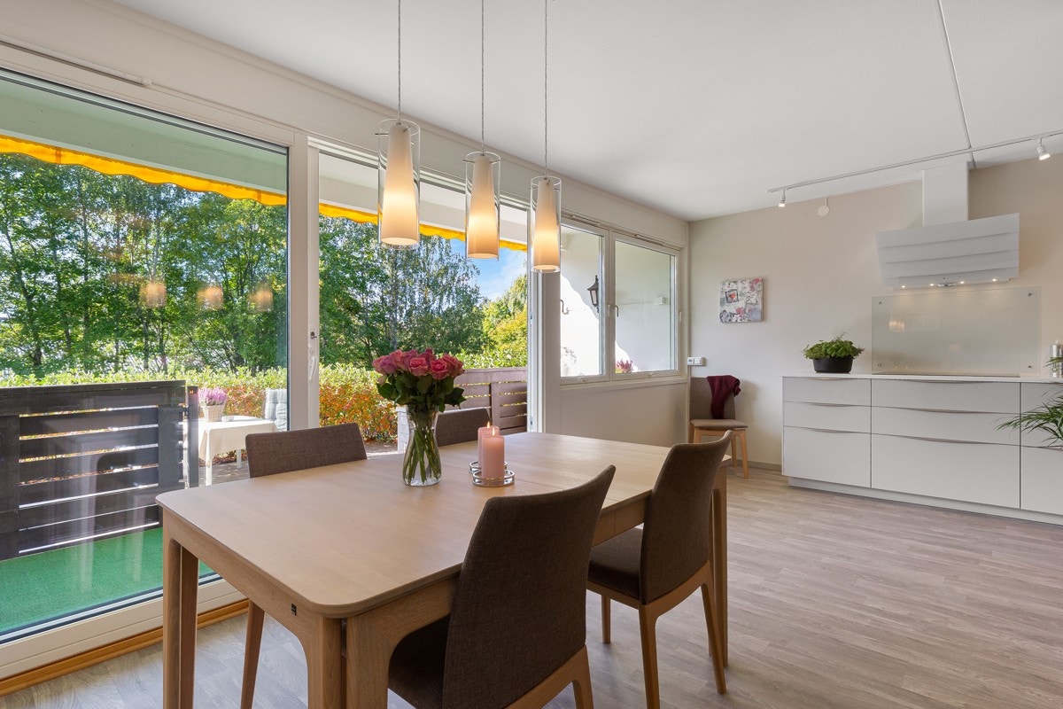 Stue og kjøkken er i en velfungerende, åpen løsning, der kjøkkenet ligger godt tilbaketrukket. Galleribilde