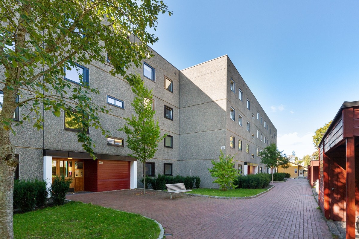 Fellesområdene er pent opparbeidet med asfalterte internstier, prydbusker og hekk. Galleribilde