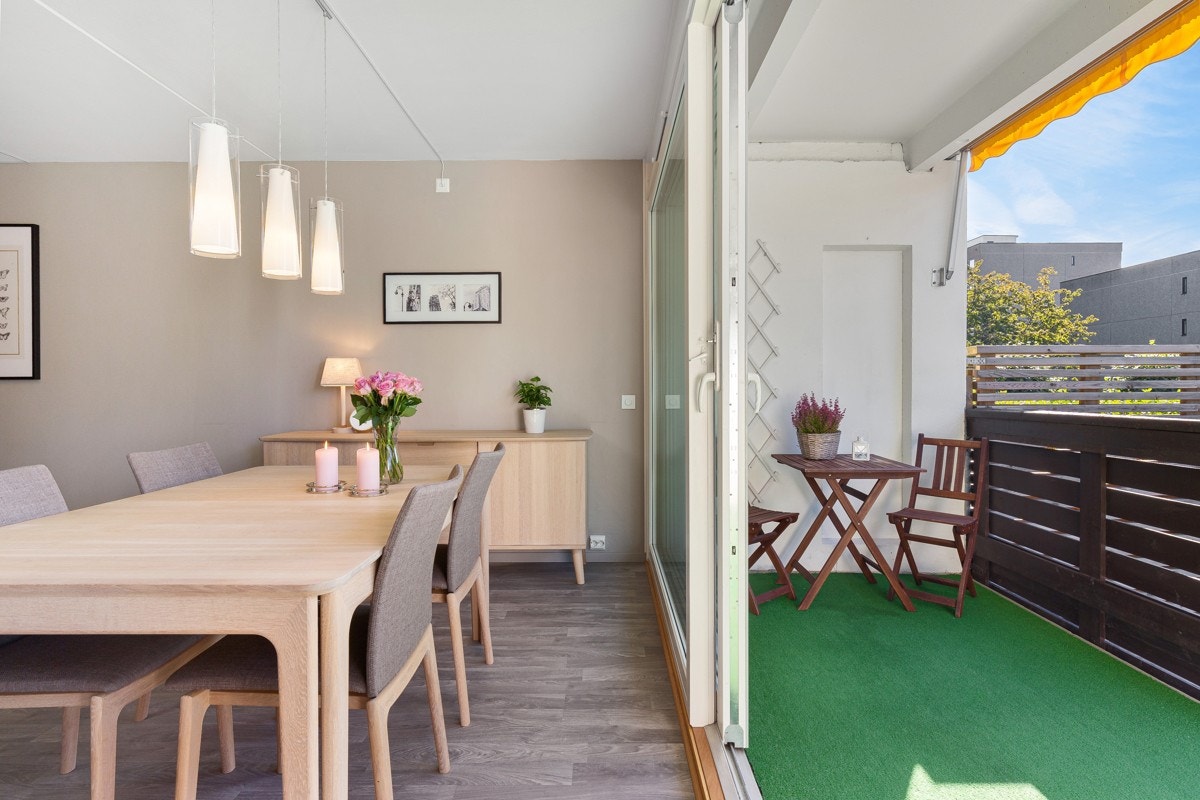 Terrassen ligger vendt ut mot et av borettslagets store grøntarealer. Galleribilde