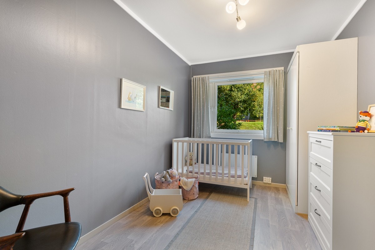 Leiligheten har delikate, tidsriktige overflater og innredninger som har blitt pusset opp siden 2017. Galleribilde