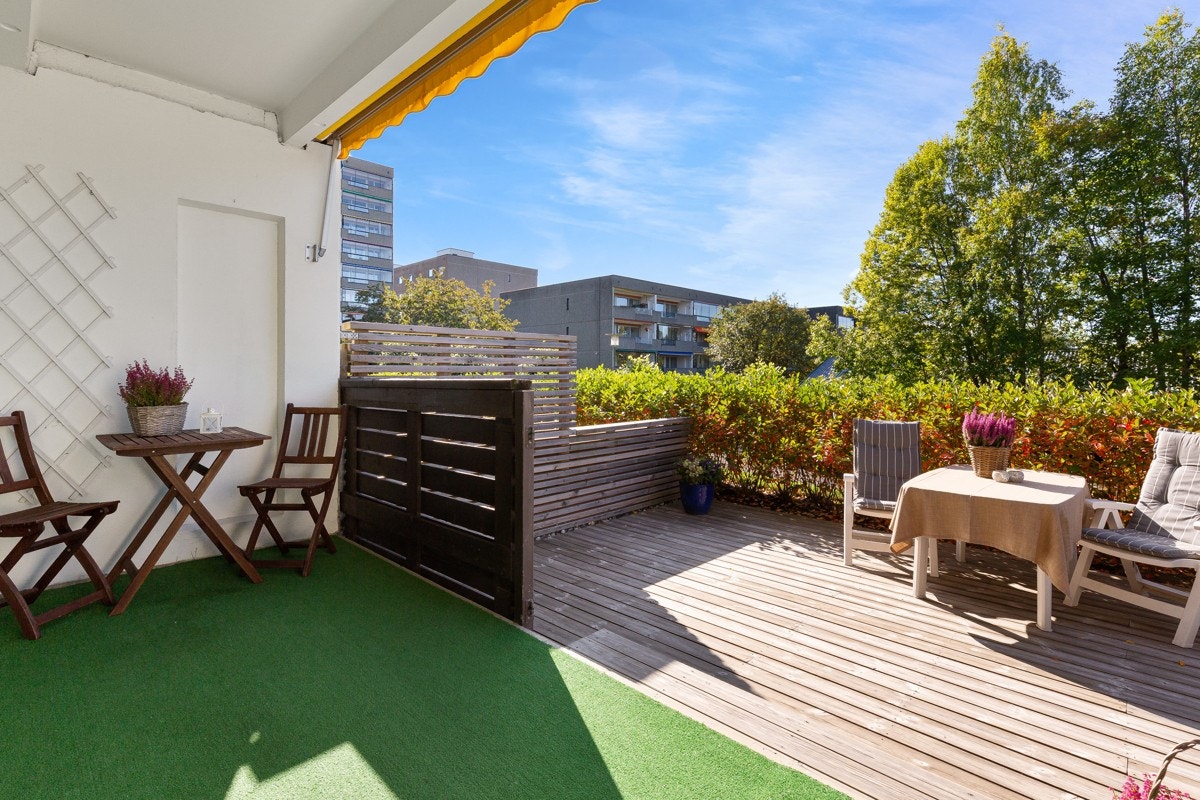 Leiligheten ligger i byggets første etasje og har enkel adkomst. Terrassens store areal gir rom for å skape uterommet man drømmer om. Galleribilde