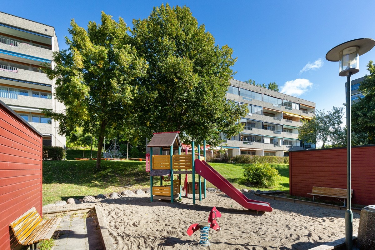 Borettslaget har en velstelt fellestomt med blant annet lekeplass, til glede for de yngste. Galleribilde