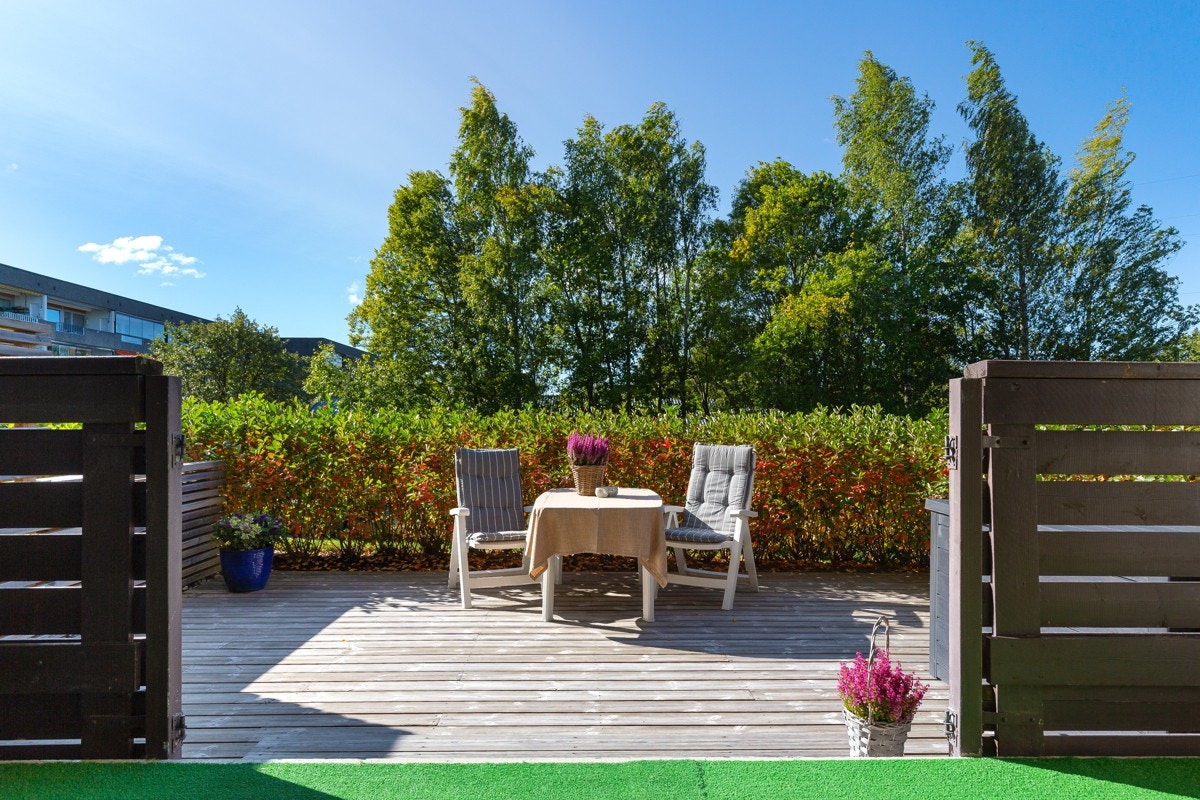 Fra stuen er det utgang til en solrik terrasse med et samlet areal på ca. 34 kvm. Den overbygde delen er på ca. 10 kvm,. Galleribilde