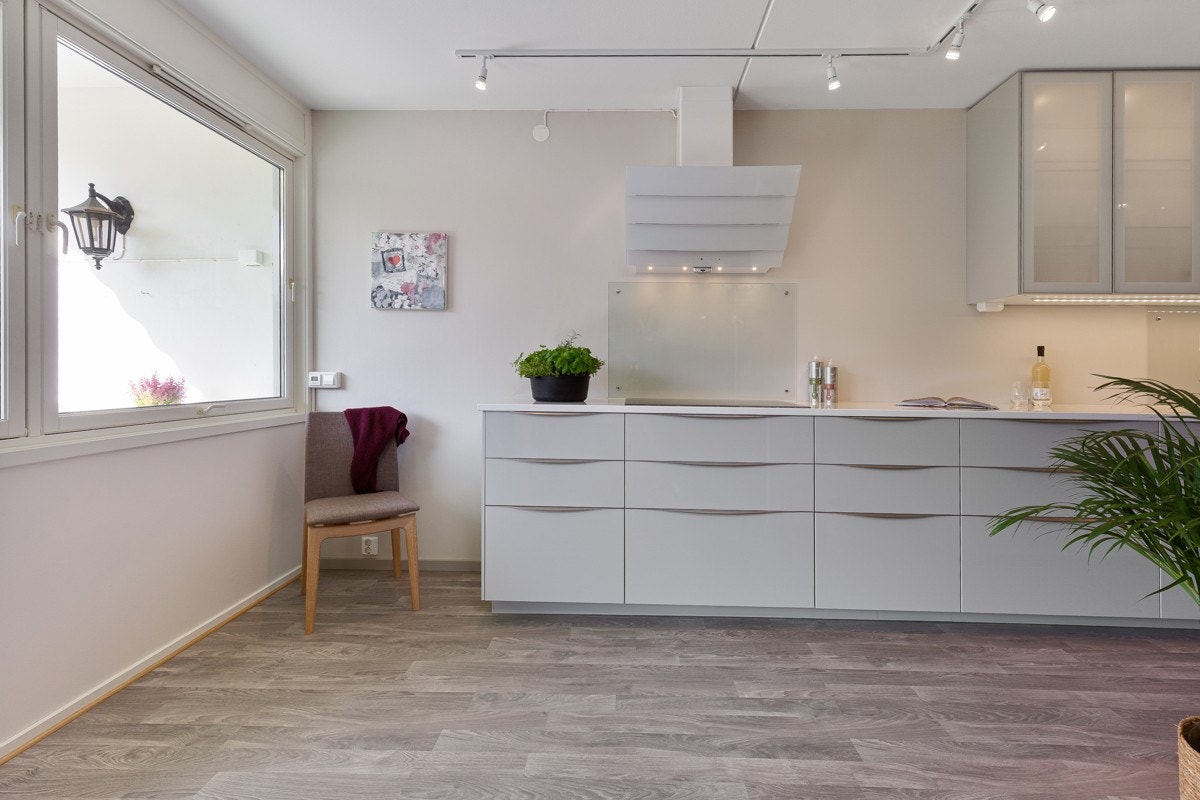 Det er varme i gulvet på kjøkken, stue og gang. Galleribilde