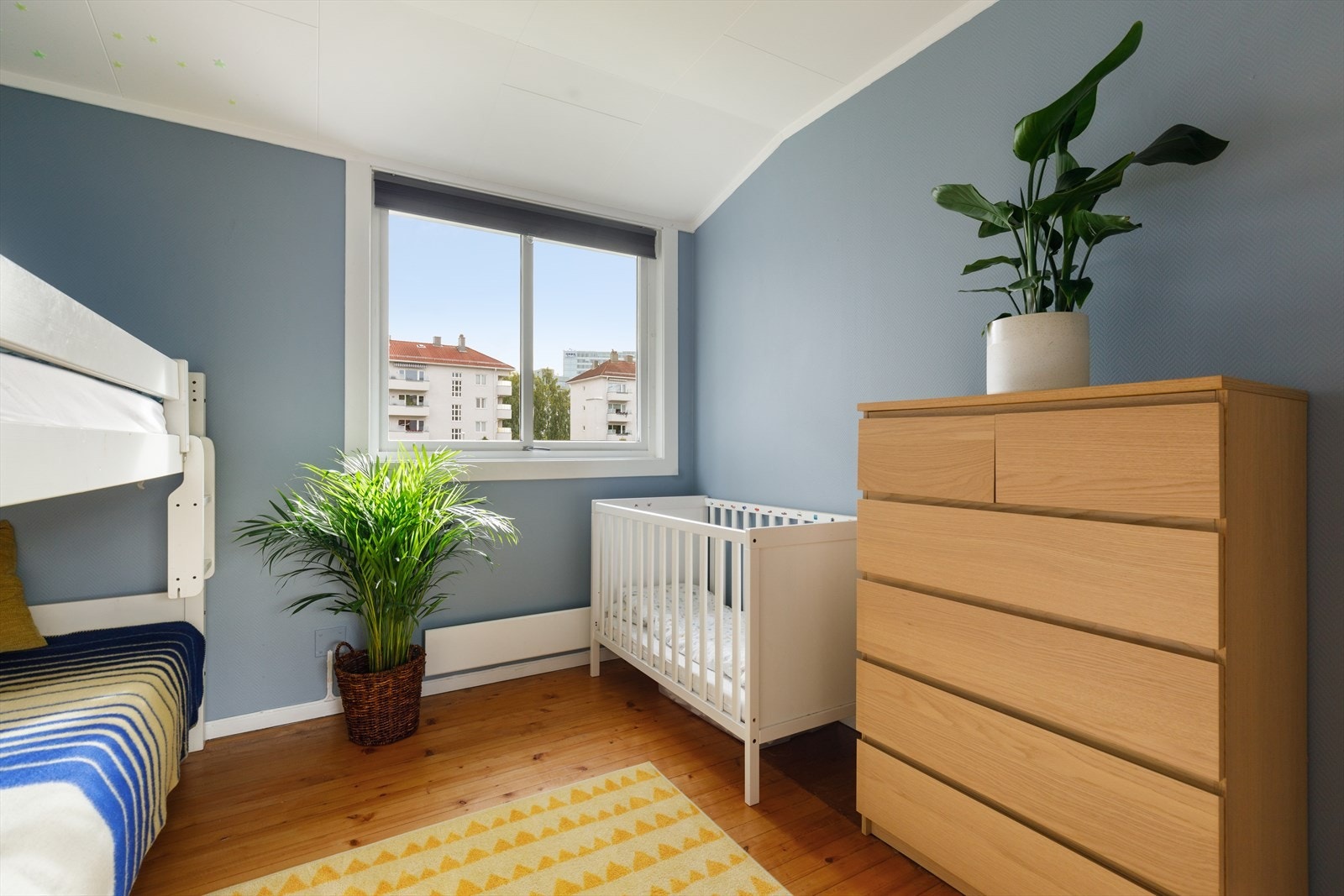 Rommet har stor skyvedørsgarderobe og det er rikelig med plass til dobbeltseng med tilhørende nattbord Galleribilde