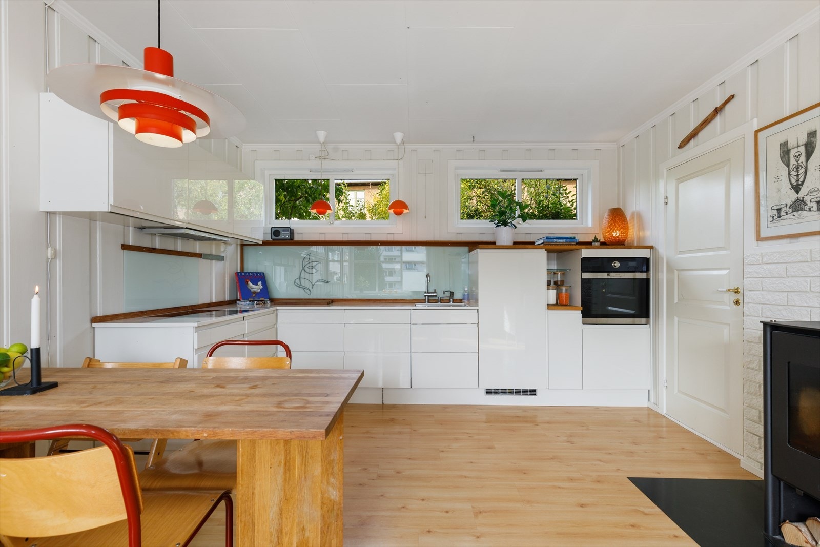 Kjøkkenet har godt med skap- og benkeplass Galleribilde