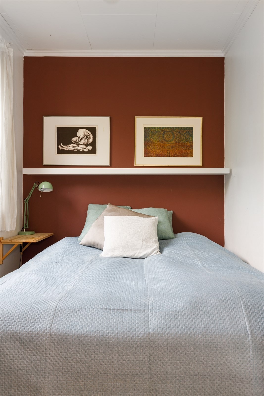 Det er rikelig med plass til 160 seng med nattbord og klesskap Galleribilde