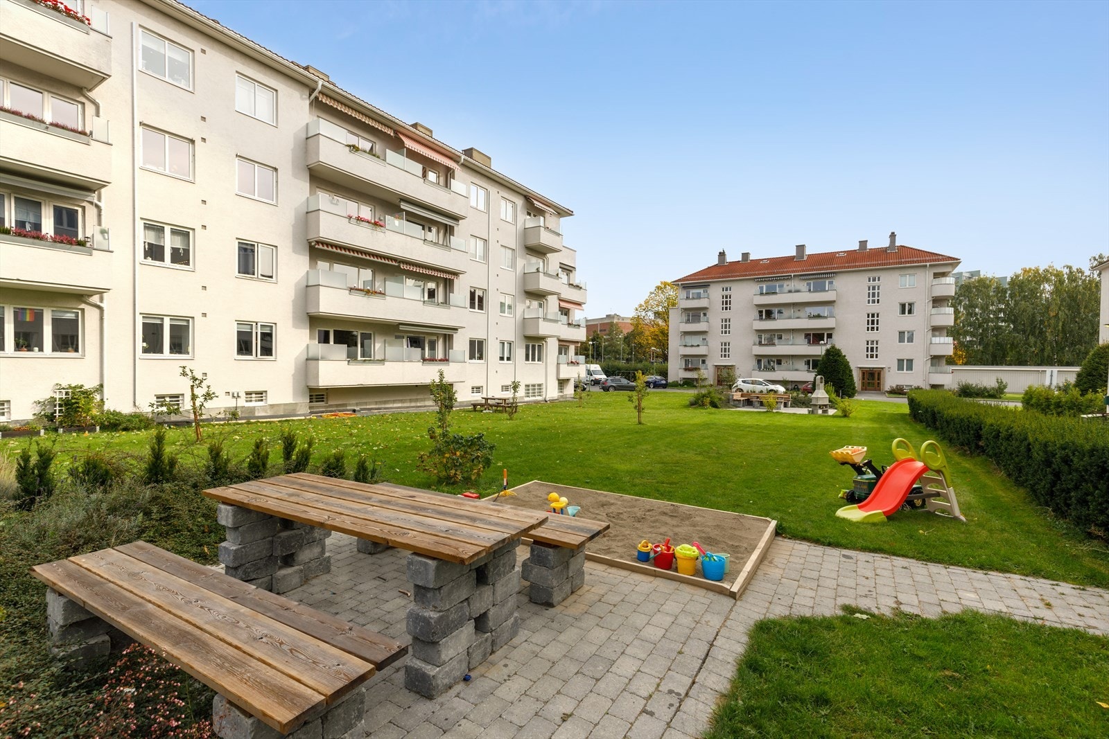 Borettslagets fellesareal med sandkasse, stor plen Galleribilde