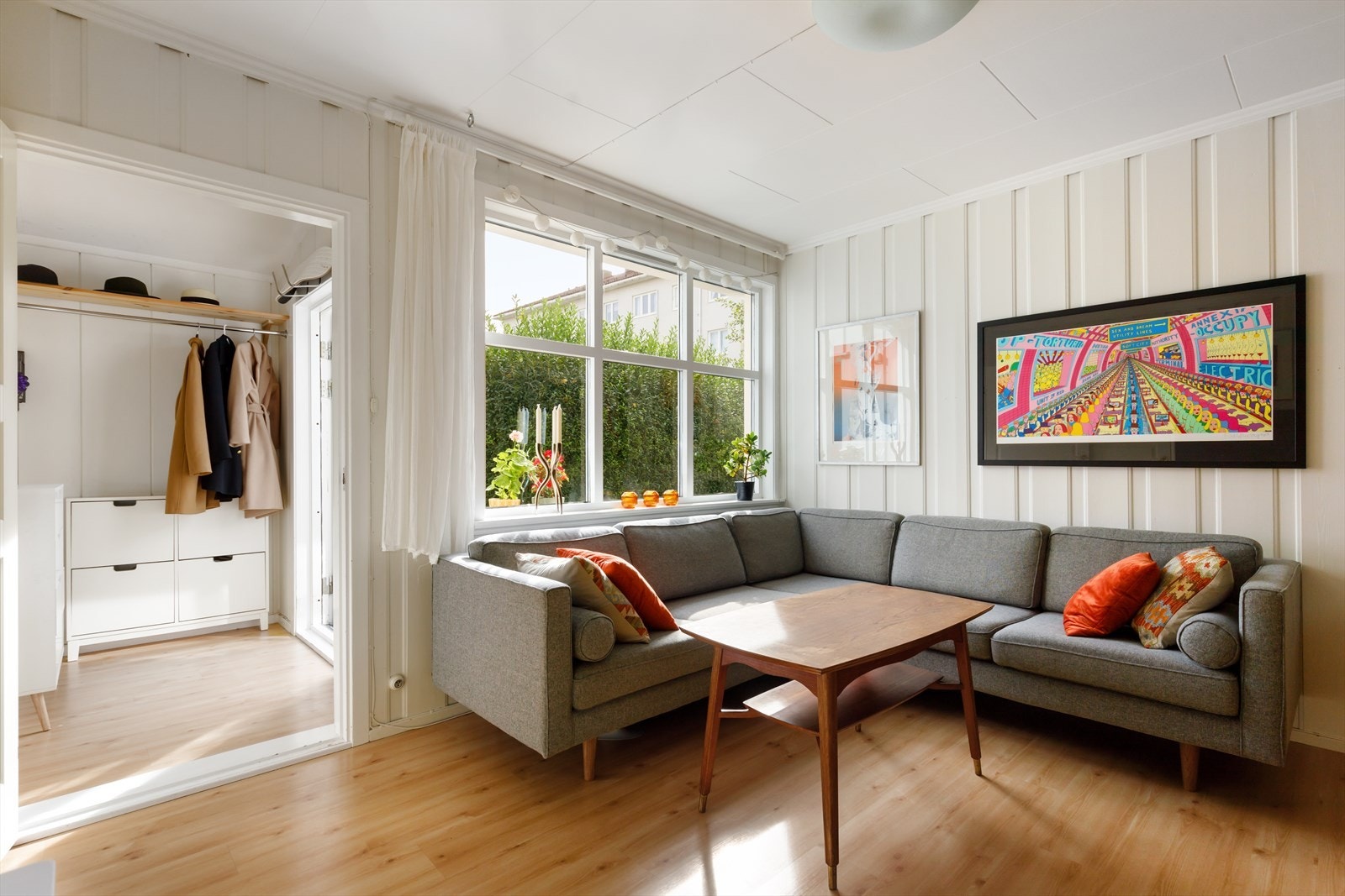 Entré, hvor det er godt med plass til yttertøy og sko Galleribilde